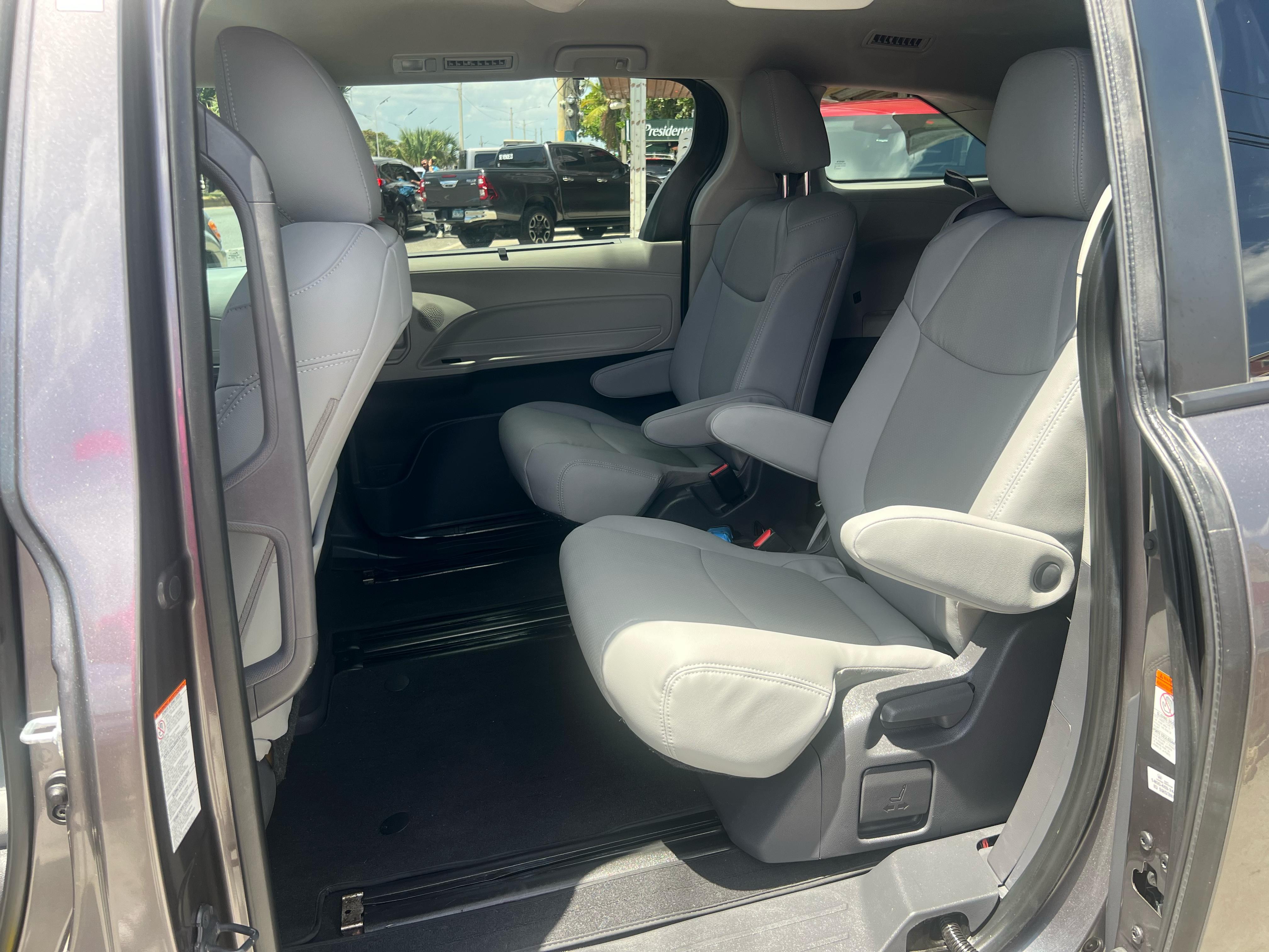 jeepetas y camionetas - Toyota Sienna LE 2021 2