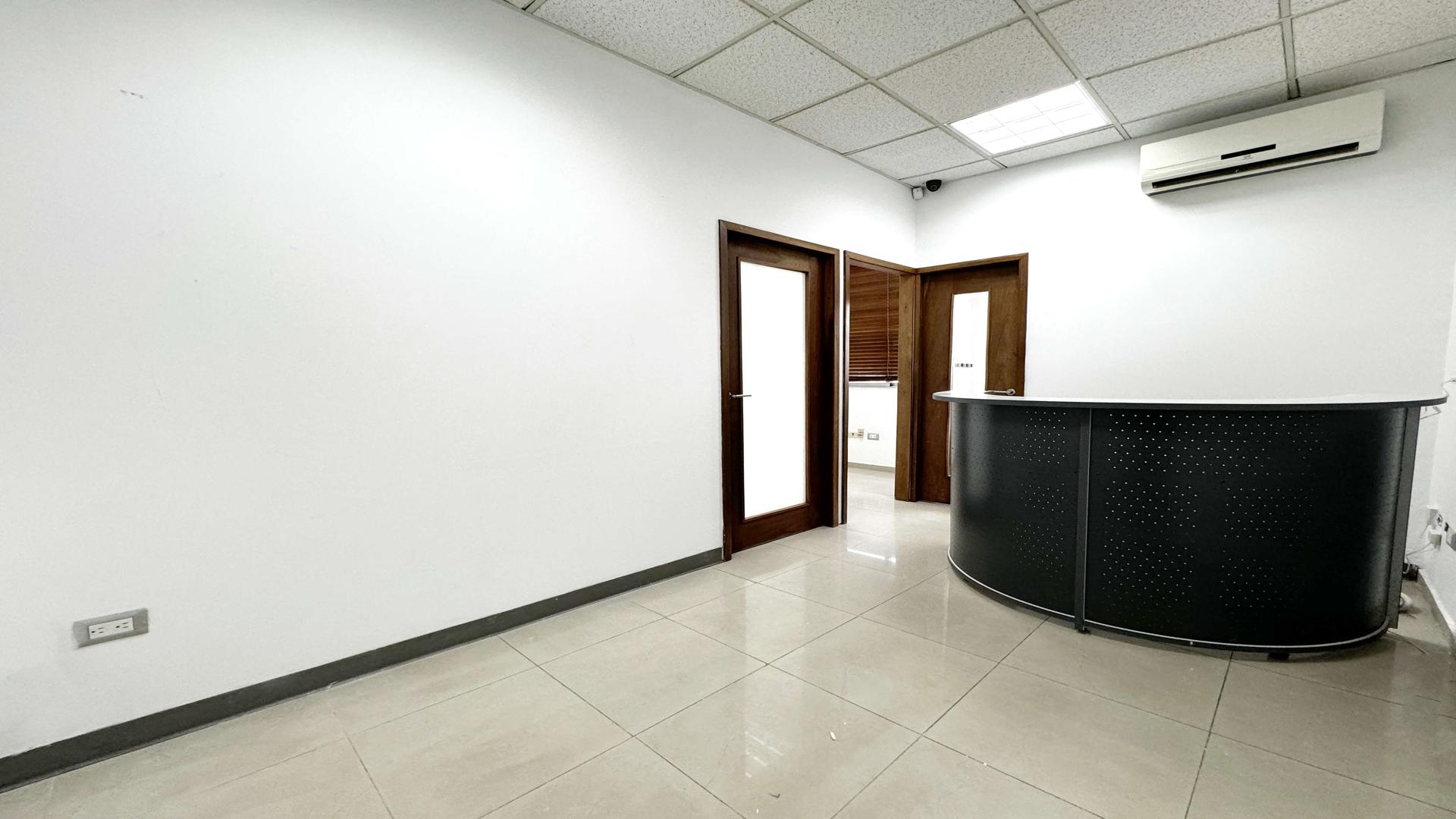 oficinas y locales comerciales - Local / Oficina Ensanche Paraíso en Santo Domingo 1