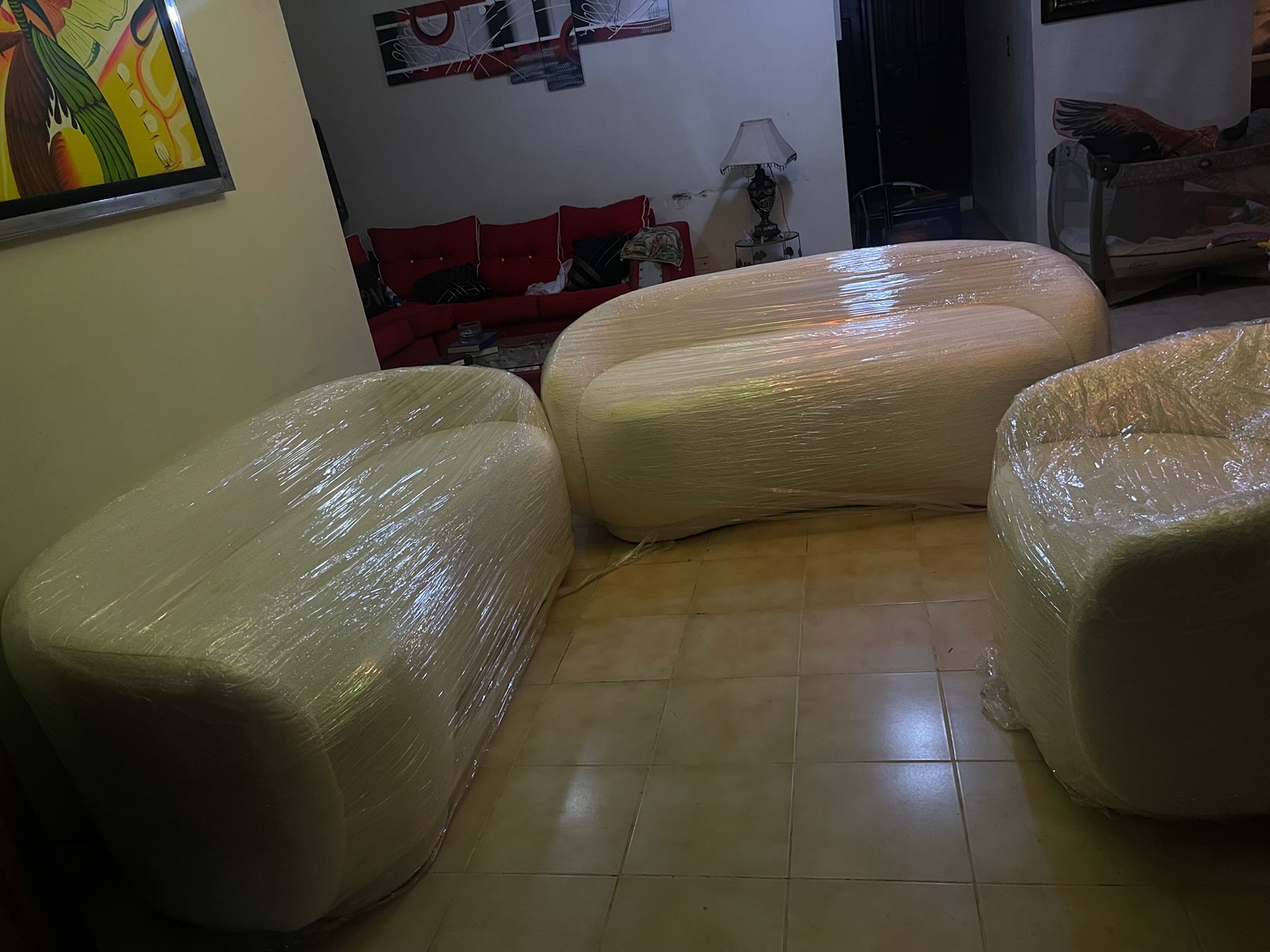 muebles y colchones - Muebles nuevo son tres dos de 3 y una butaca color crema claro  4