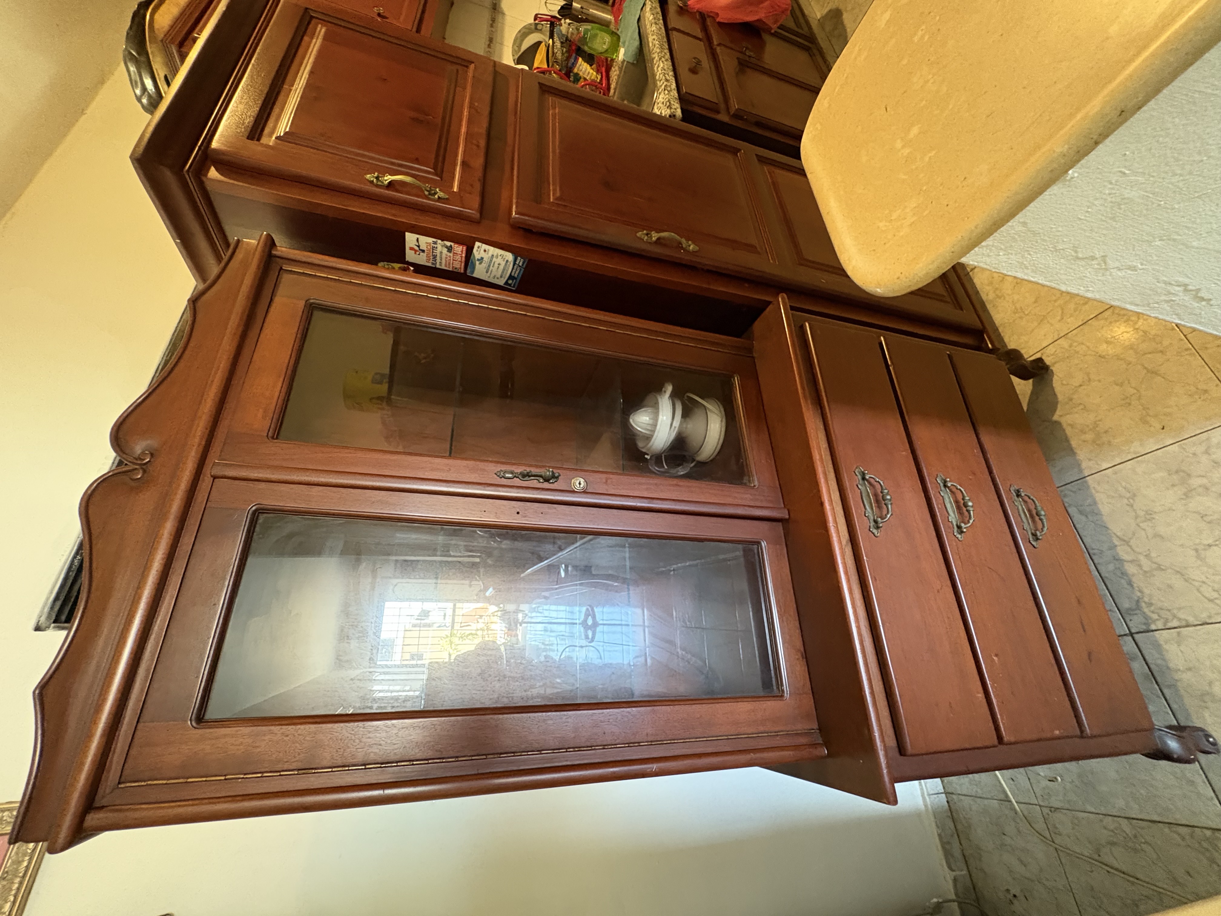 muebles y colchones - Se vende vitrina de caoba en óptimas condiciones. 0