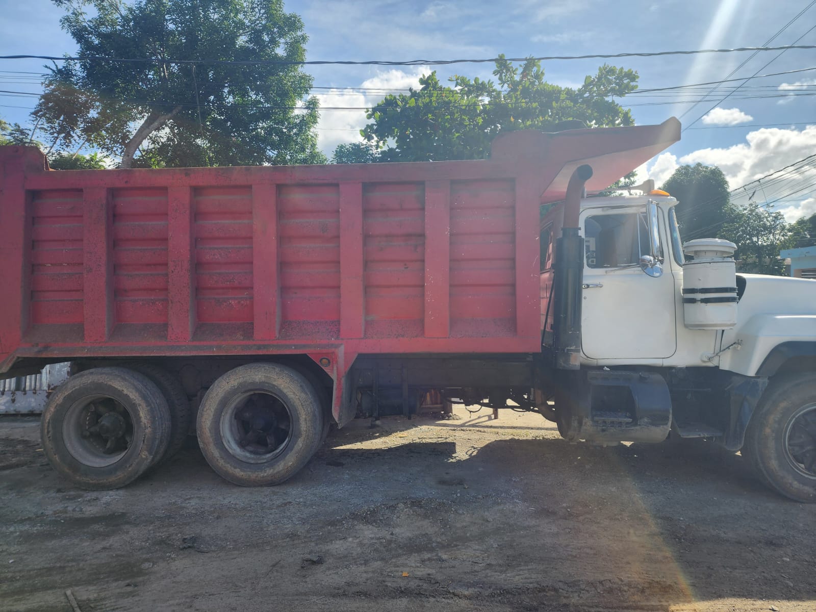 camiones y vehiculos pesados - Camion Mack volteo 1