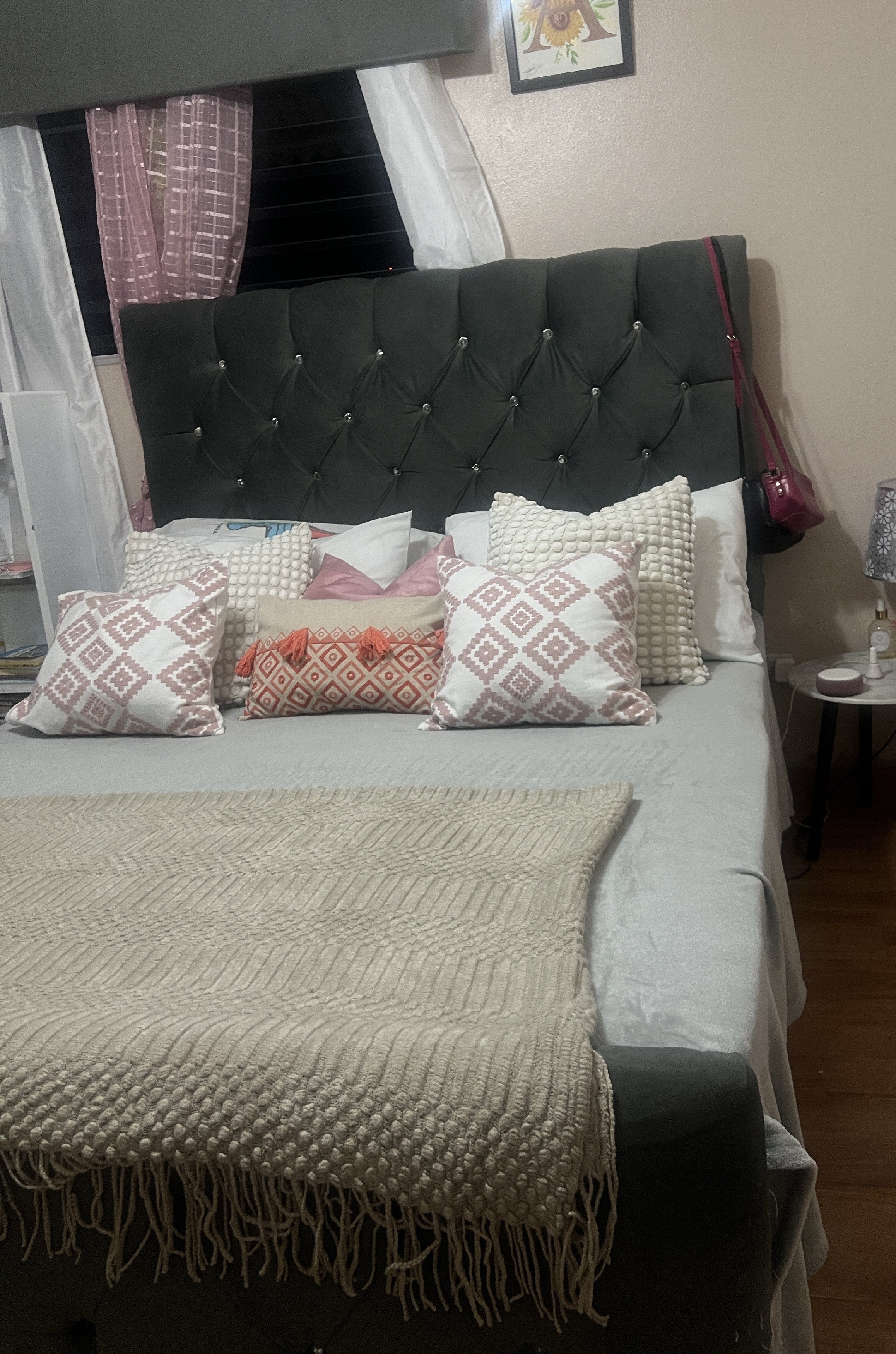 muebles y colchones - CAMA QUEEN CON COLCHÓN COMO NUEVA. PRECIO NEGOCIABLE  4
