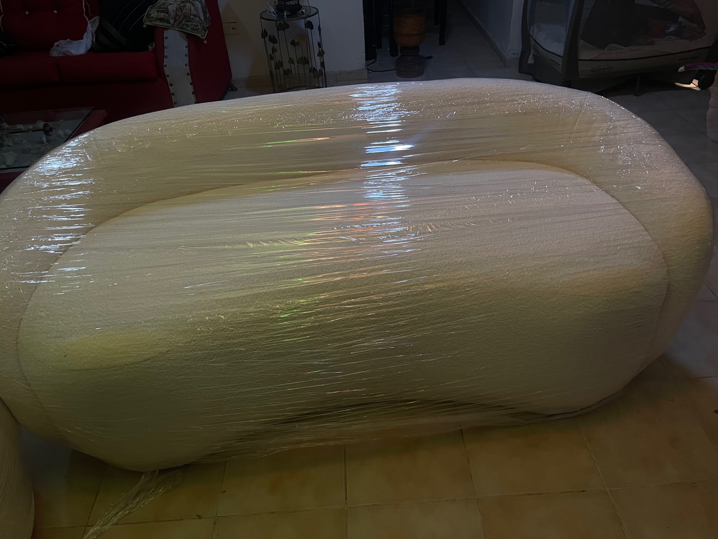 muebles y colchones - Muebles nuevo son tres dos de 3 y una butaca color crema claro  5