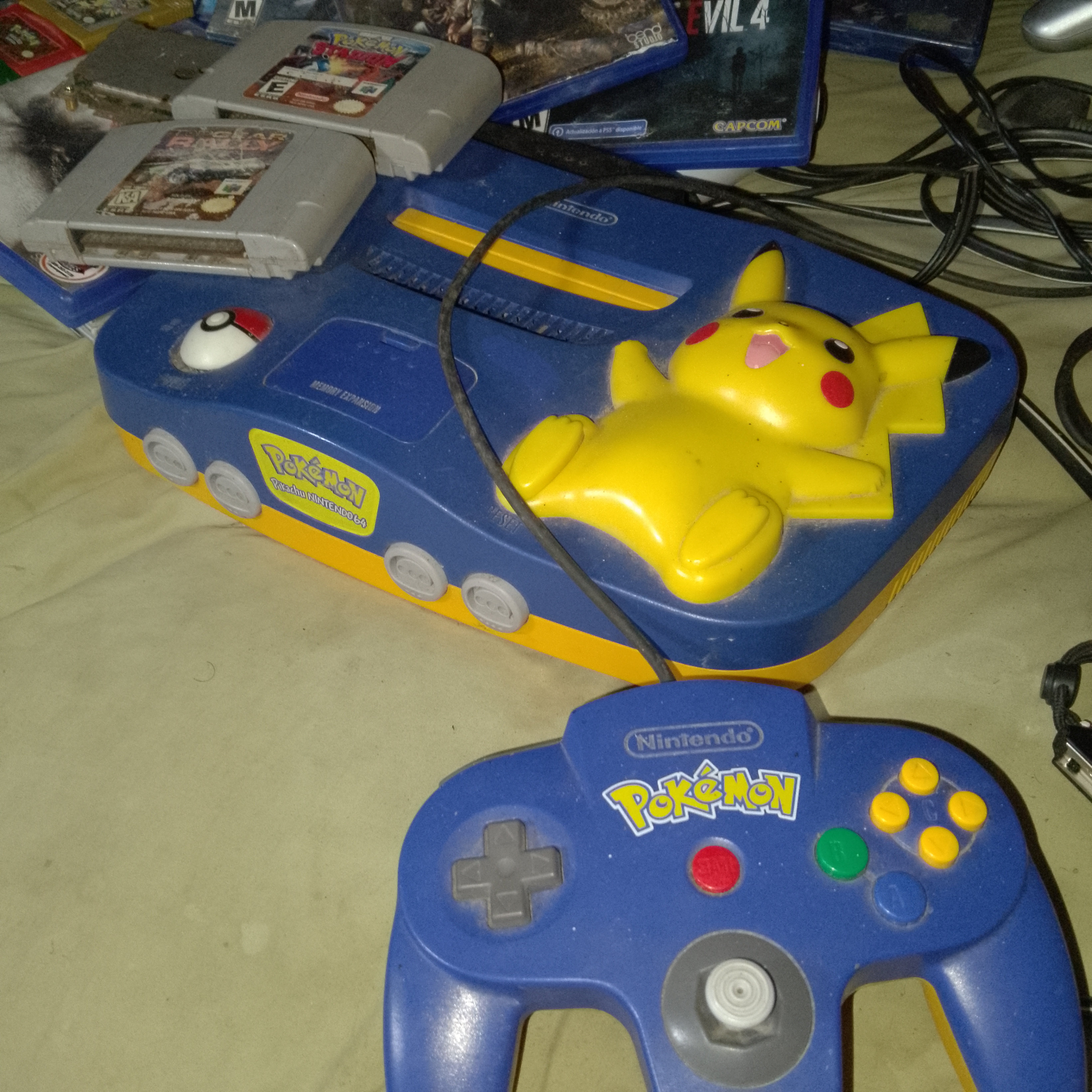 consolas y videojuegos - consola de nintendo 64 versión Pokémon y cintas de game boy esmeralda  0