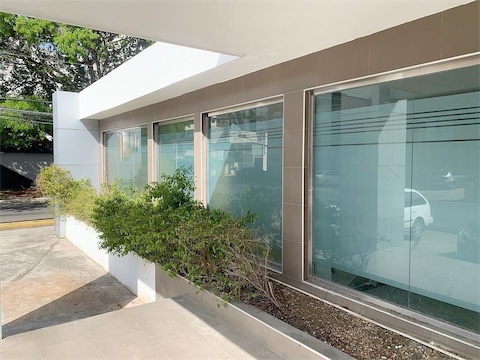 oficinas y locales comerciales - Local esquinero comercial Naco 1
