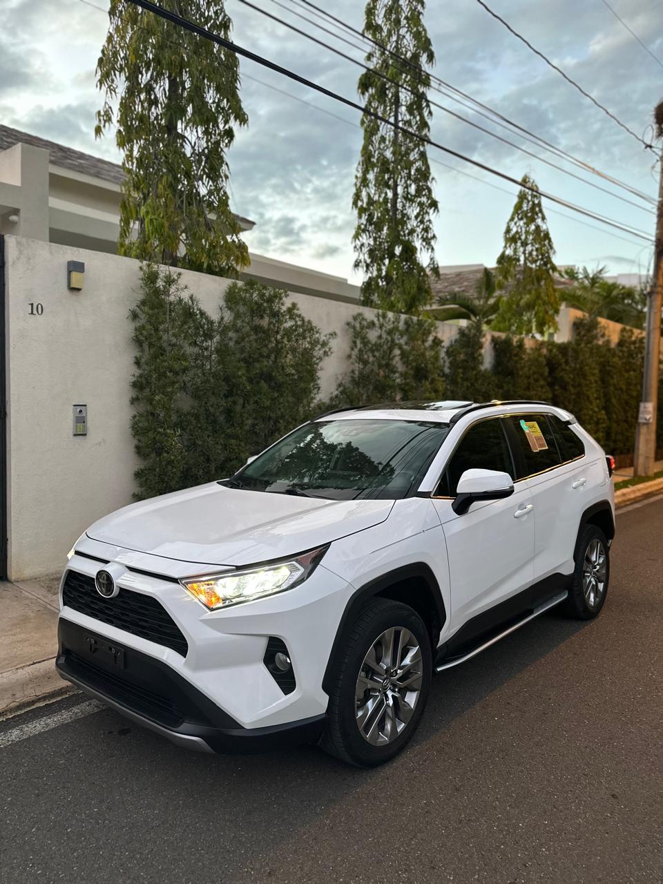 jeepetas y camionetas - Toyota rav4 2019 xle premium  0