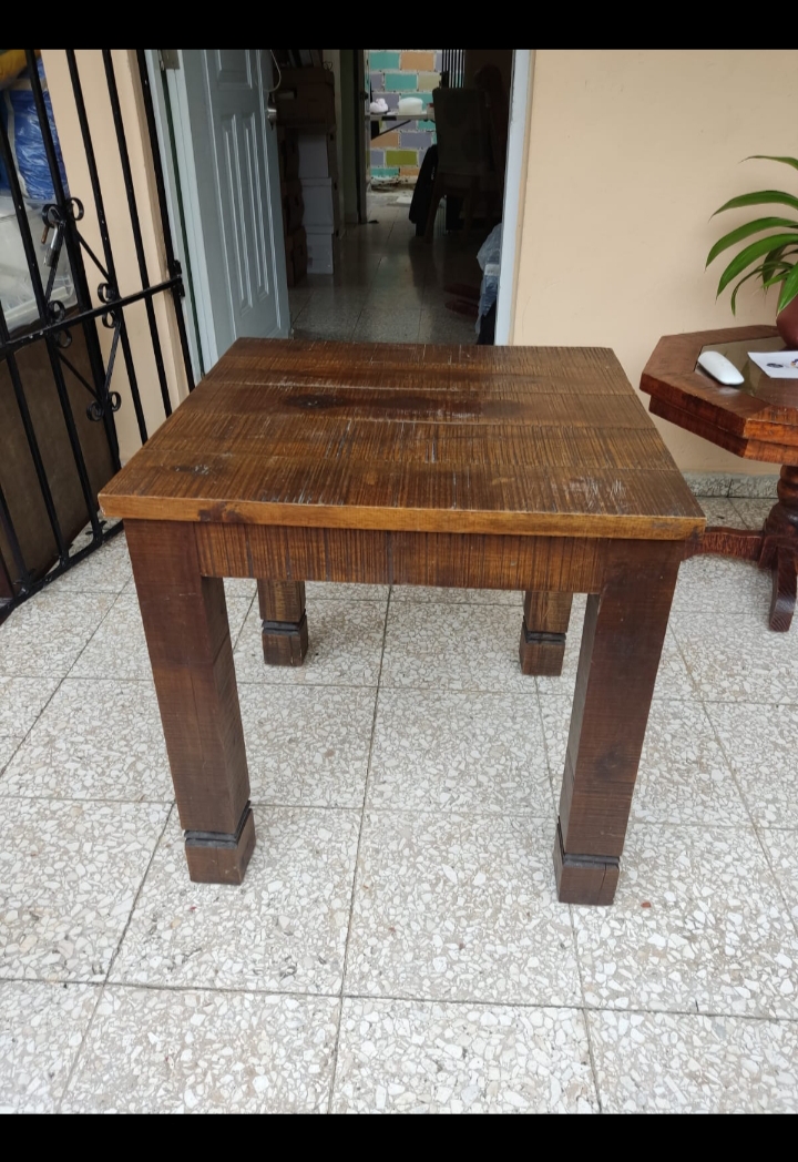 muebles y colchones - Vendo mesa mediana de centro de sala en roble  0