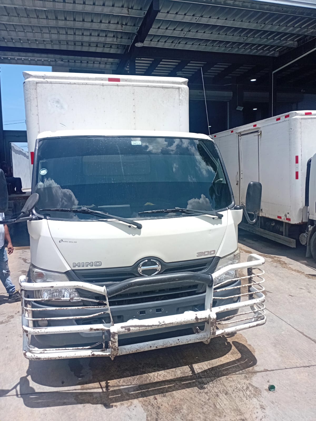 camiones y vehiculos pesados - CAMION HINO WU720L 2016 16pies 1