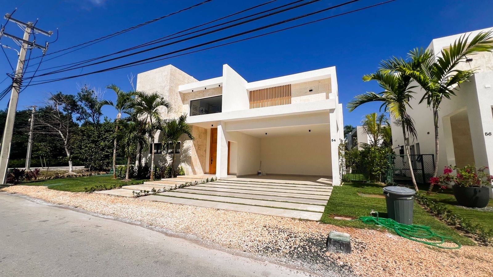 casas vacacionales y villas - venta de Villa con 600mts y piscina en punta cana village República Dominicana  1