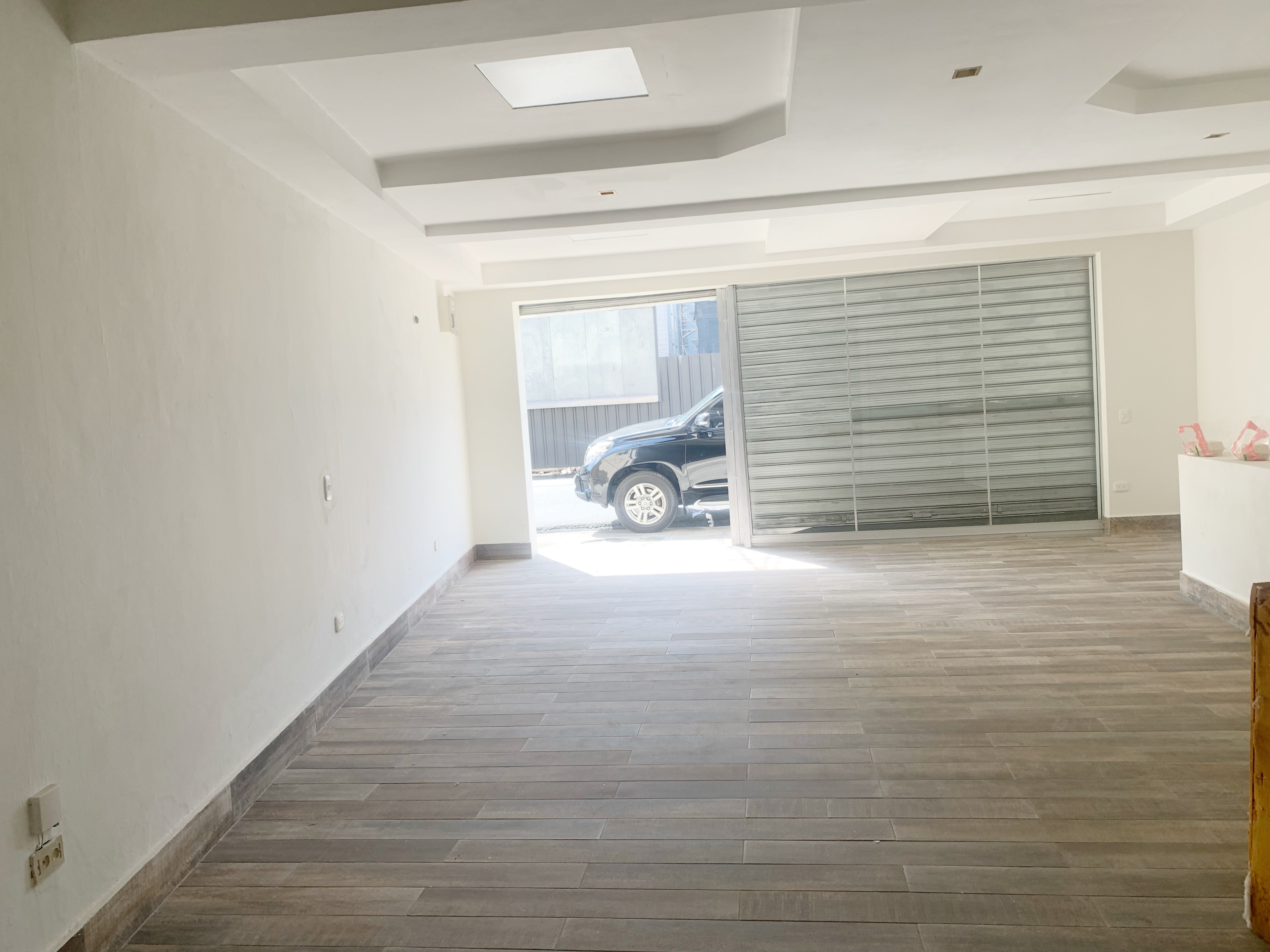 oficinas y locales comerciales - Local céntrico en Evaristo morales  2