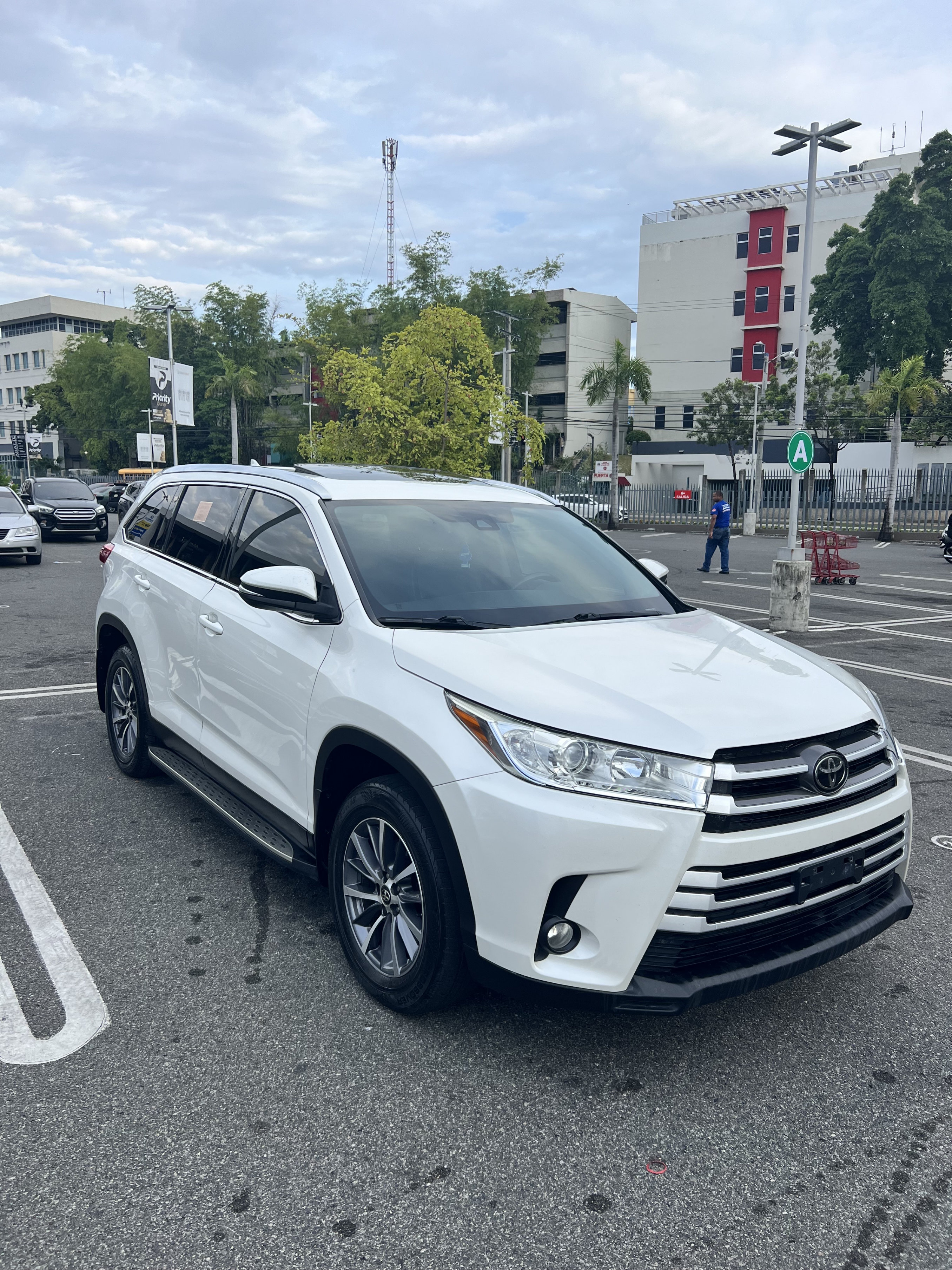 jeepetas y camionetas - Toyota Highlander XLE 2019 Clean 0