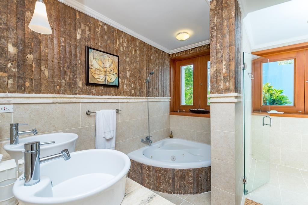 casas vacacionales y villas - Hermosa villa disponible para venta, Ubicada en prestigiosa zona de Cap Cana. 6