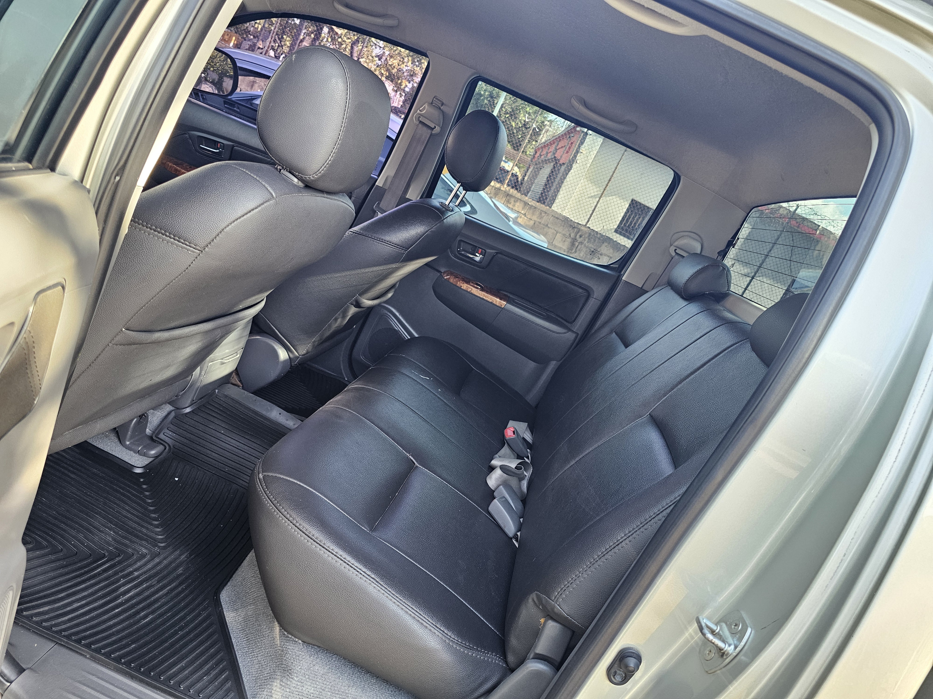 jeepetas y camionetas - Toyota hilux srv año 2013 5