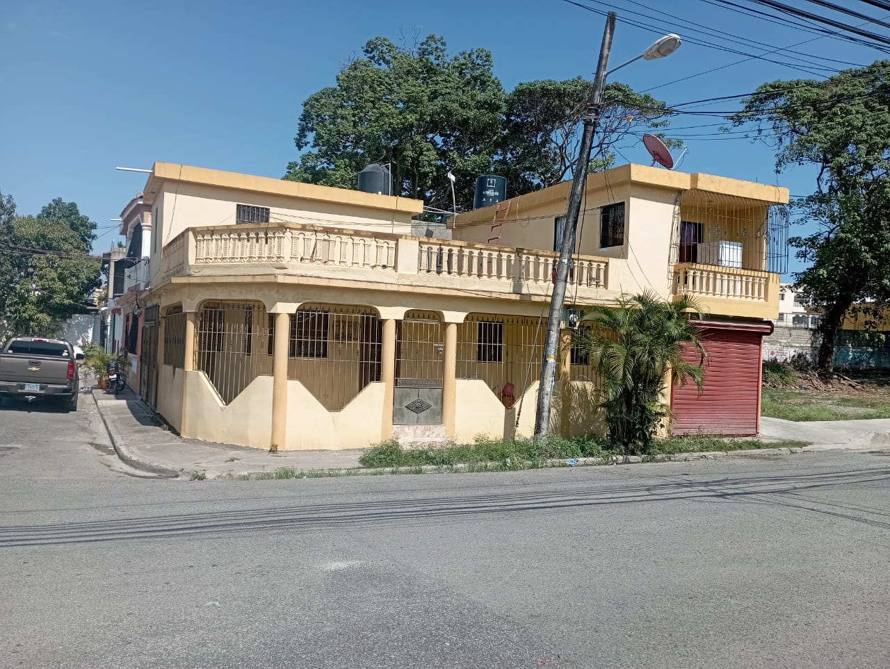 casas - Vendo casa con local comercial y apartamentos en la zona oriental  0