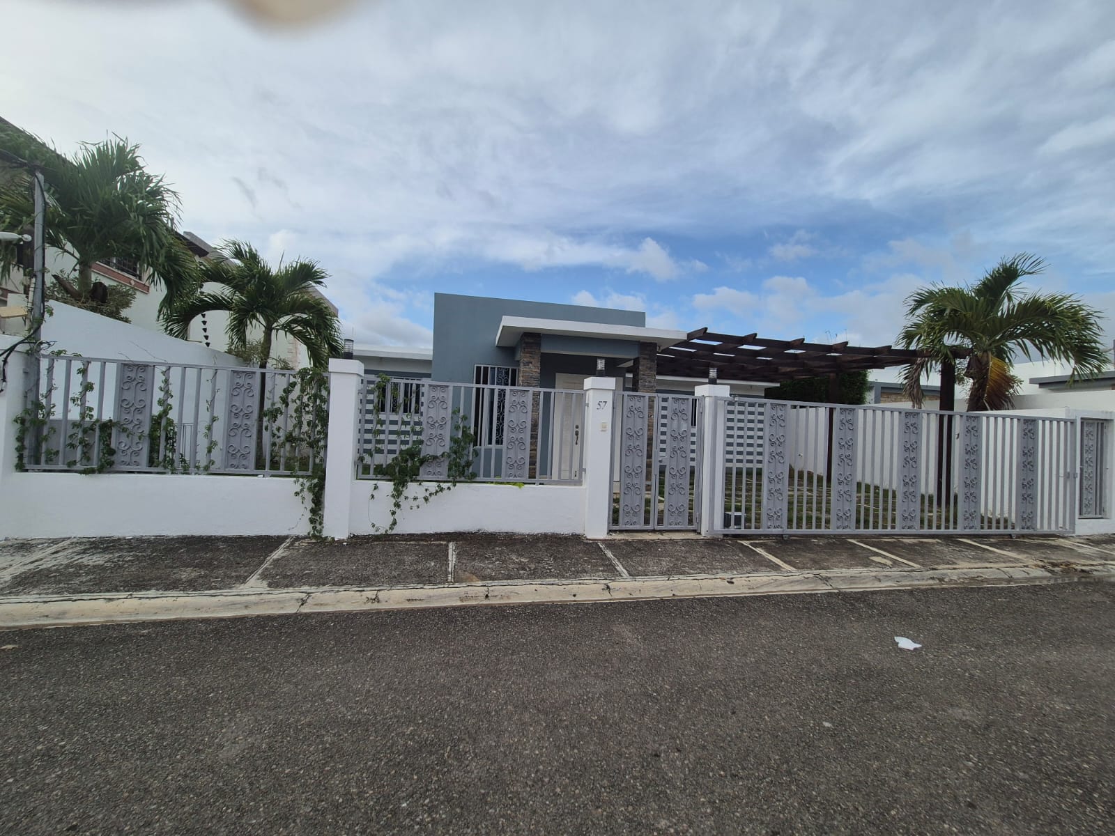 casas - Casa en Residencial Cerrado, Ave. 27 de Febrero 0