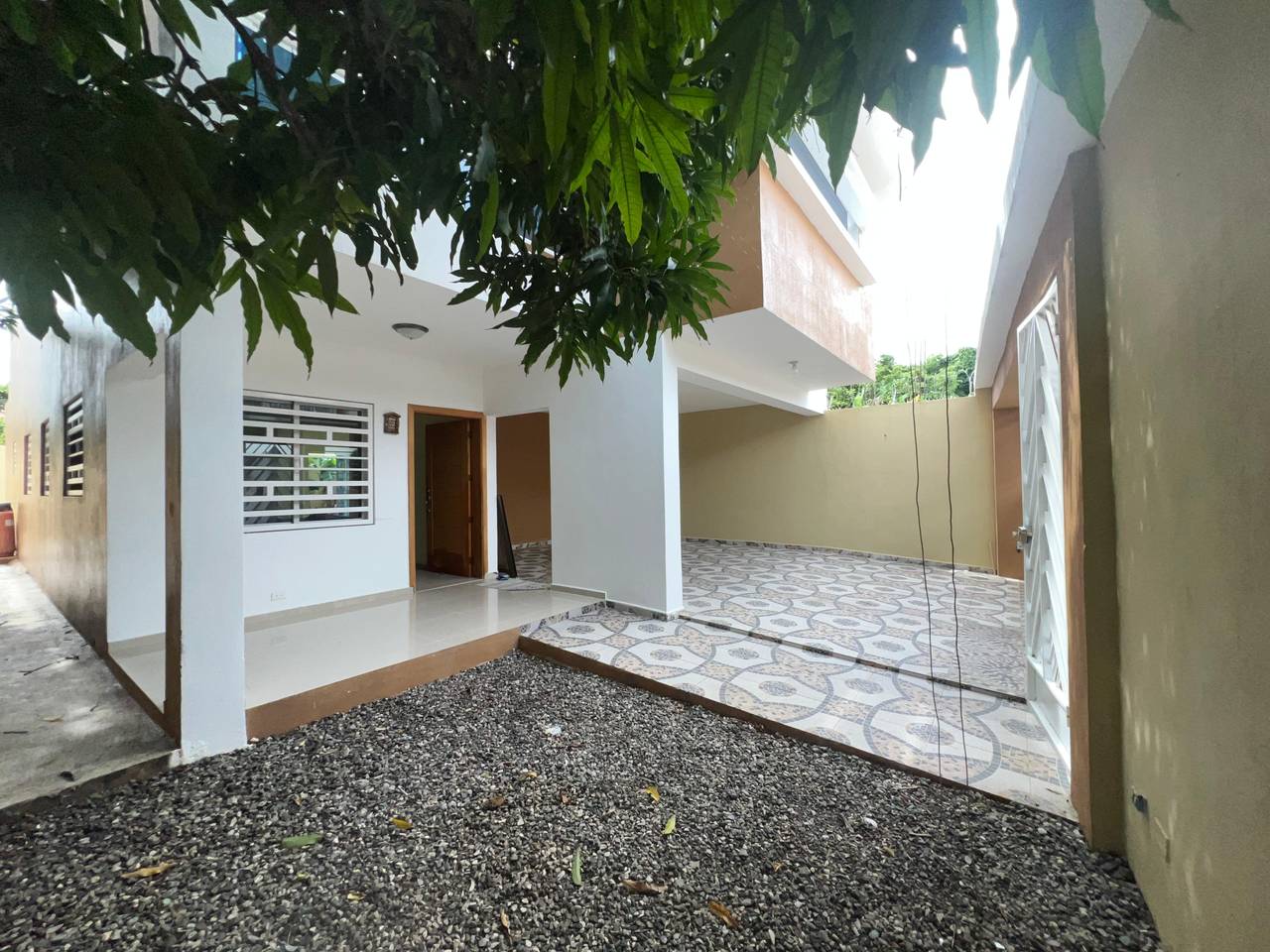 casas - Se vende casa con terraza y patio, Brisa oriental  3