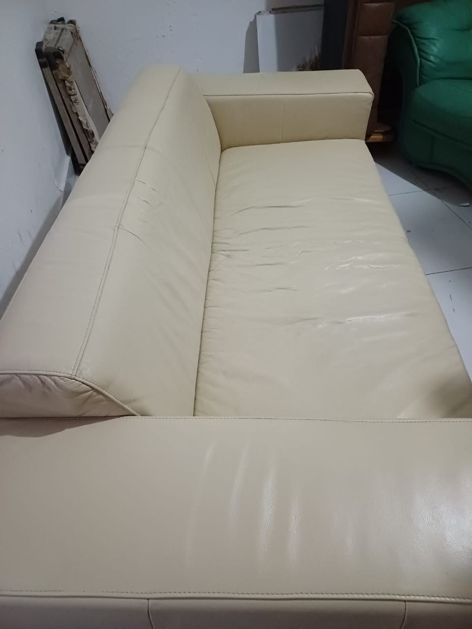 muebles y colchones - Sofá de Cuero Beige Importado de Suiza 2