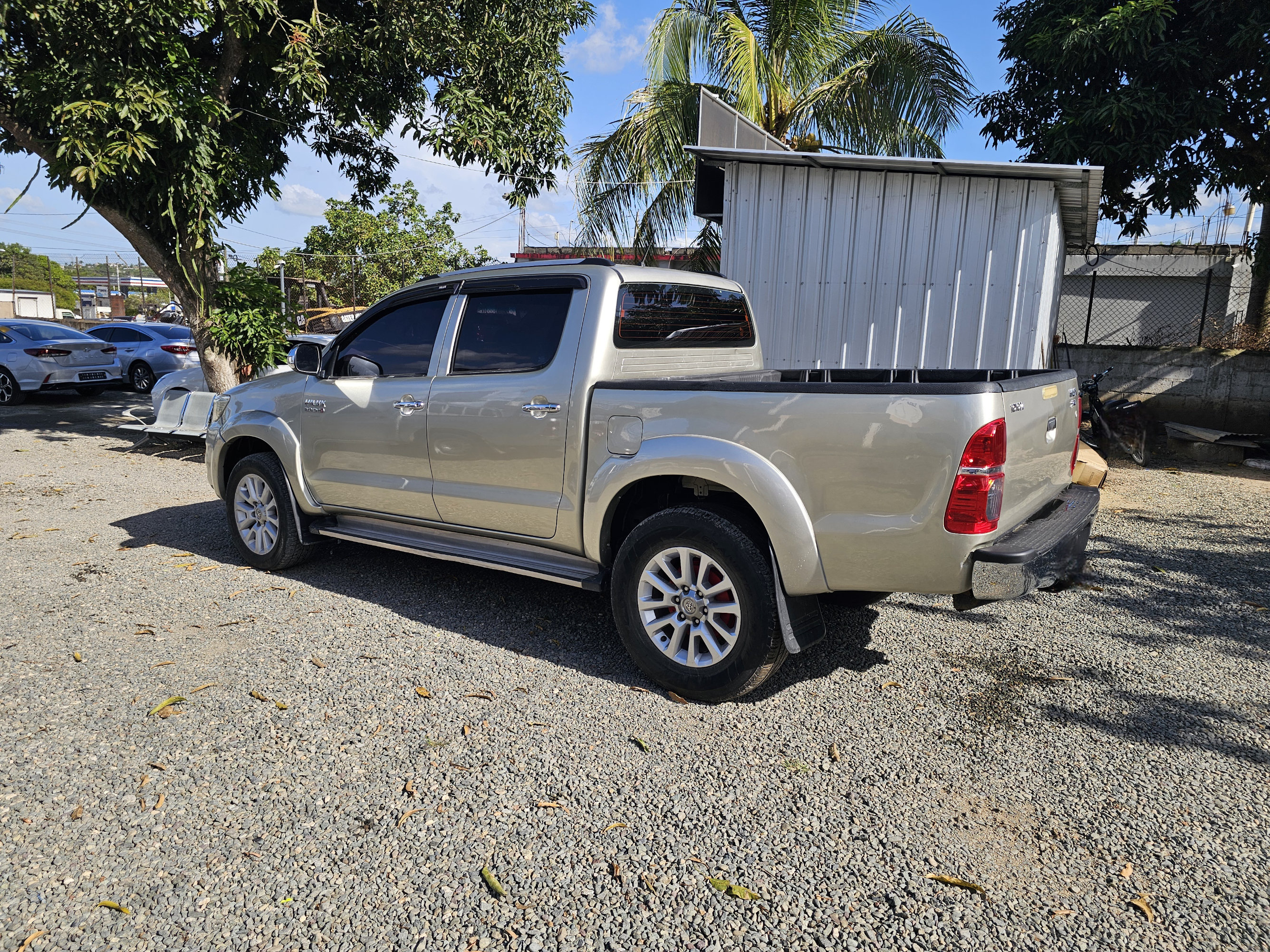 jeepetas y camionetas - Toyota hilux srv año 2013 2