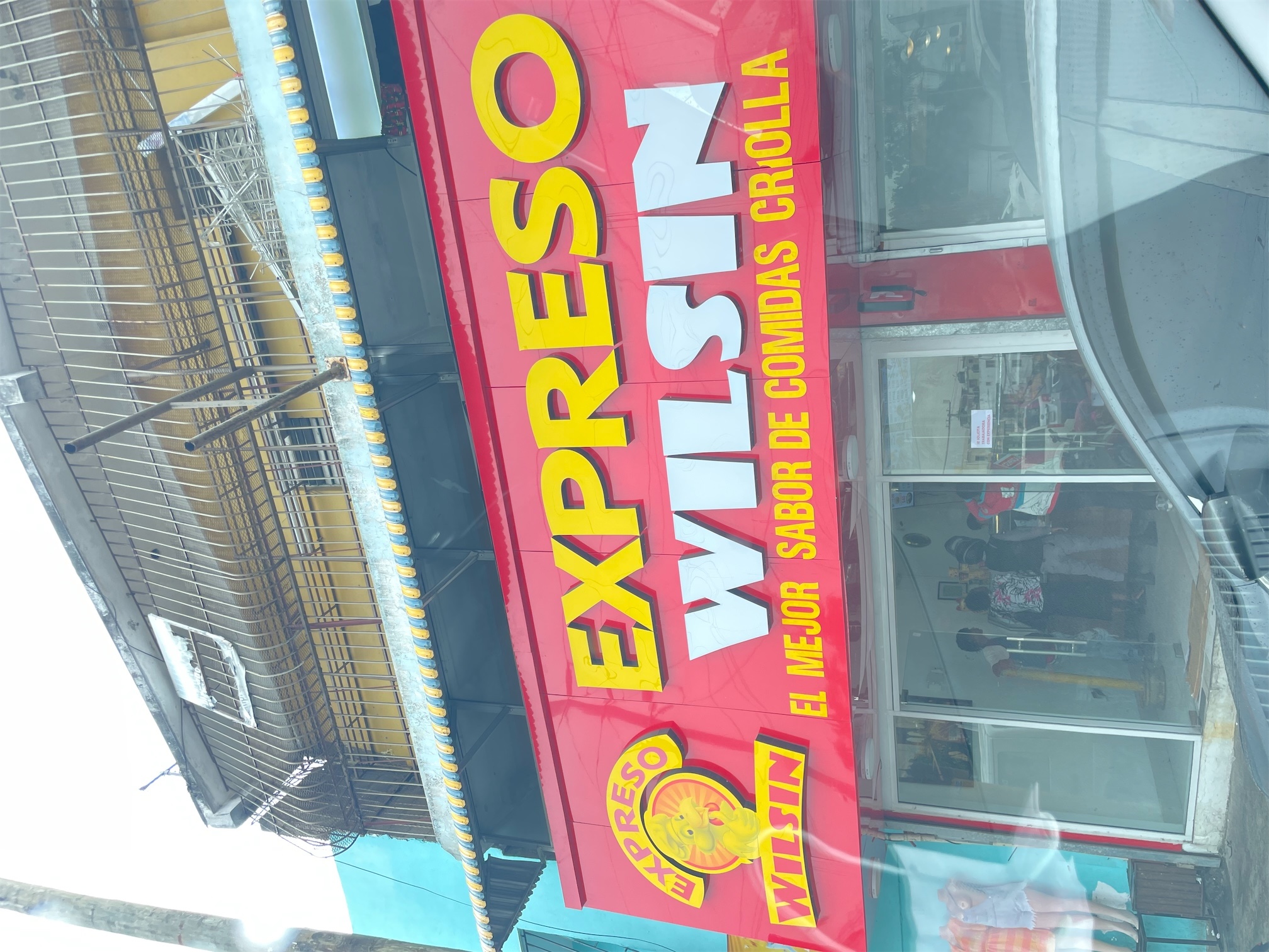 oficinas y locales comerciales - 215 metros en Cristo Rey, frente a estación de combustible.