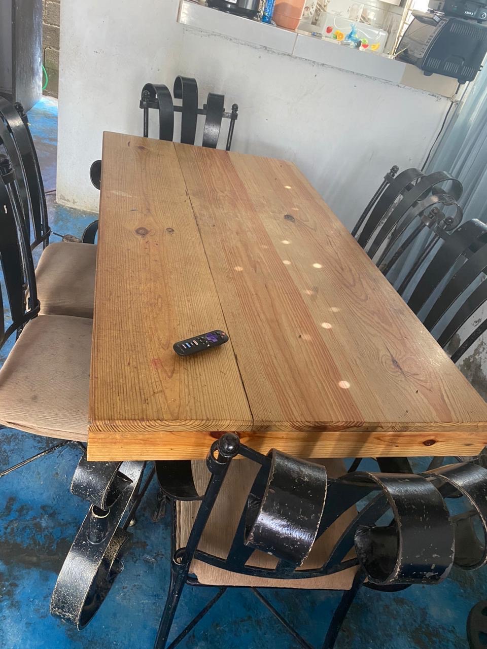 muebles y colchones -  Se vende comedor de hierro con un tope de madera buena