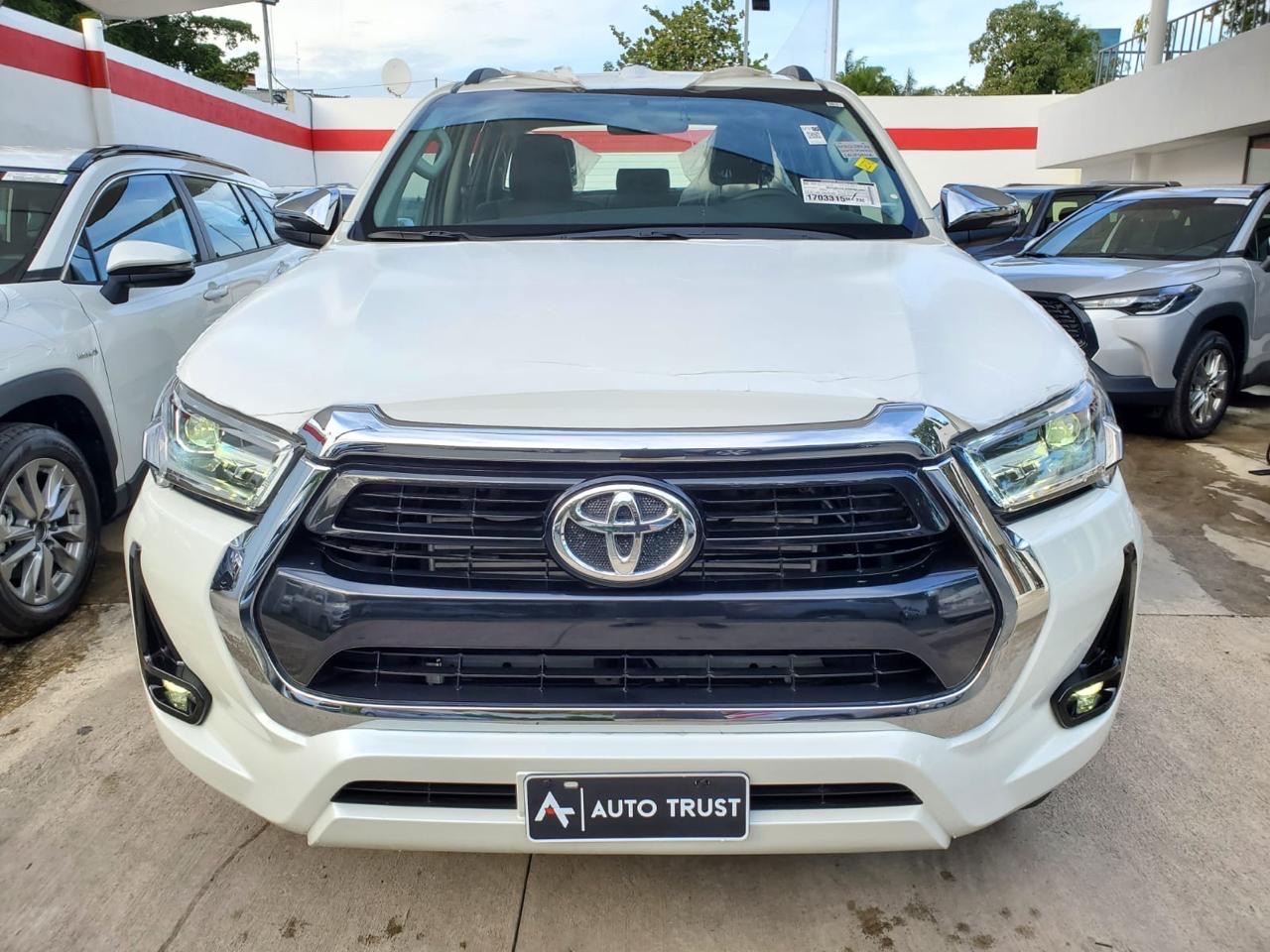 jeepetas y camionetas - Toyota Hailux 2025 negociable  5