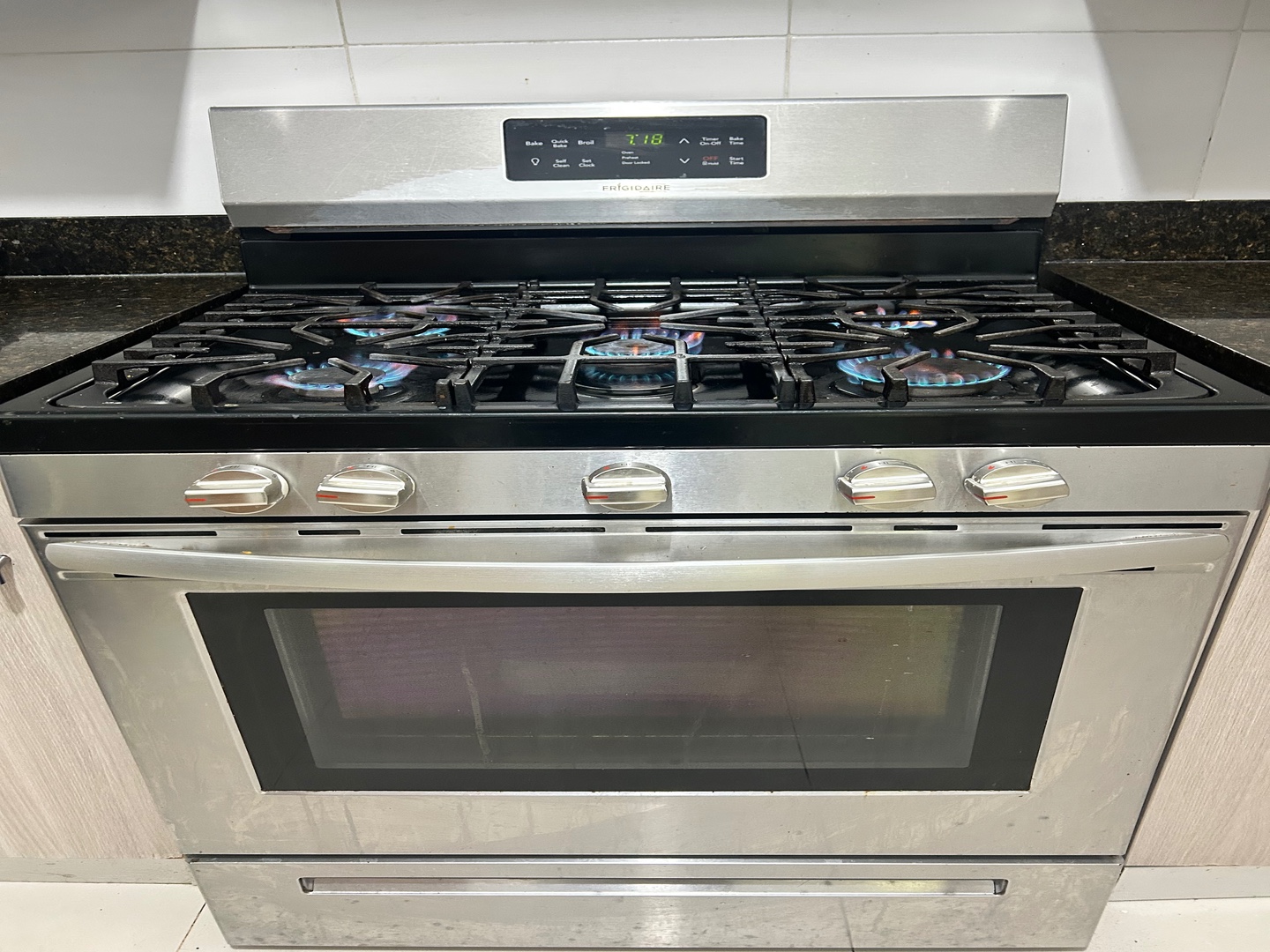 cocina - Estufa Frigidaire de 30” en acero inoxidable, en excelente estado. 0