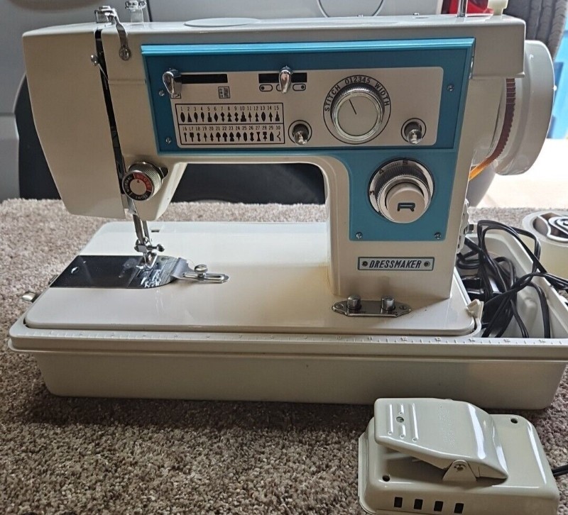 arte y antigüedades - Máquina de coser Dressmaker, Precio $6,000 pesos 0