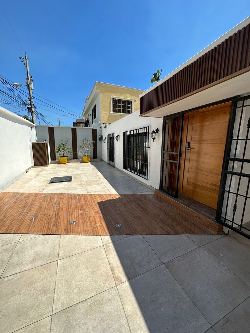 casas - MODERNA CASA REMODELADA EN EL RESIDENCIAL SANTO DOMINGO  2