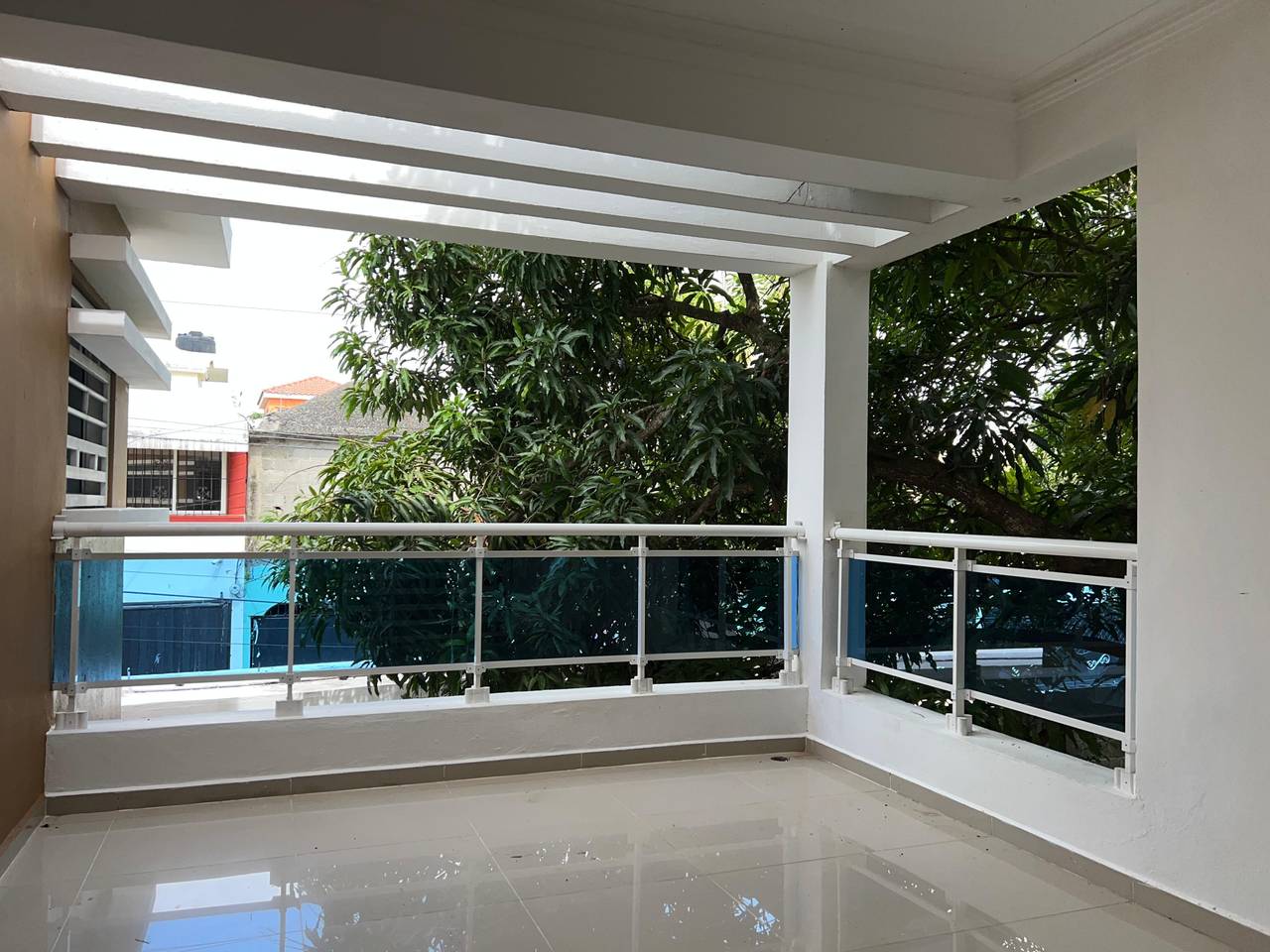 casas - Se vende casa con terraza y patio, Brisa oriental  4