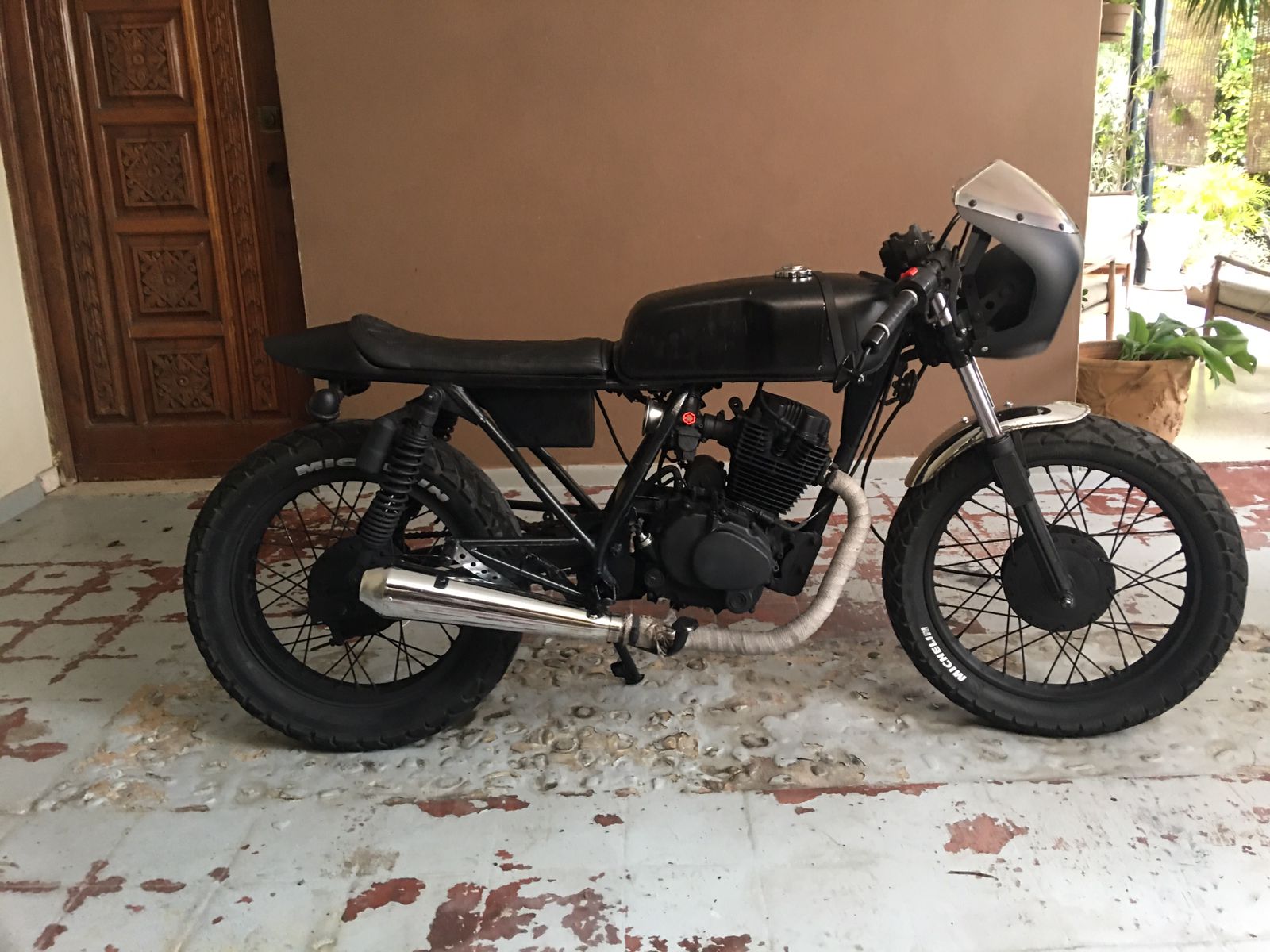 motores y pasolas - Motocicleta Yamaha Cafe Racer 250cc  2