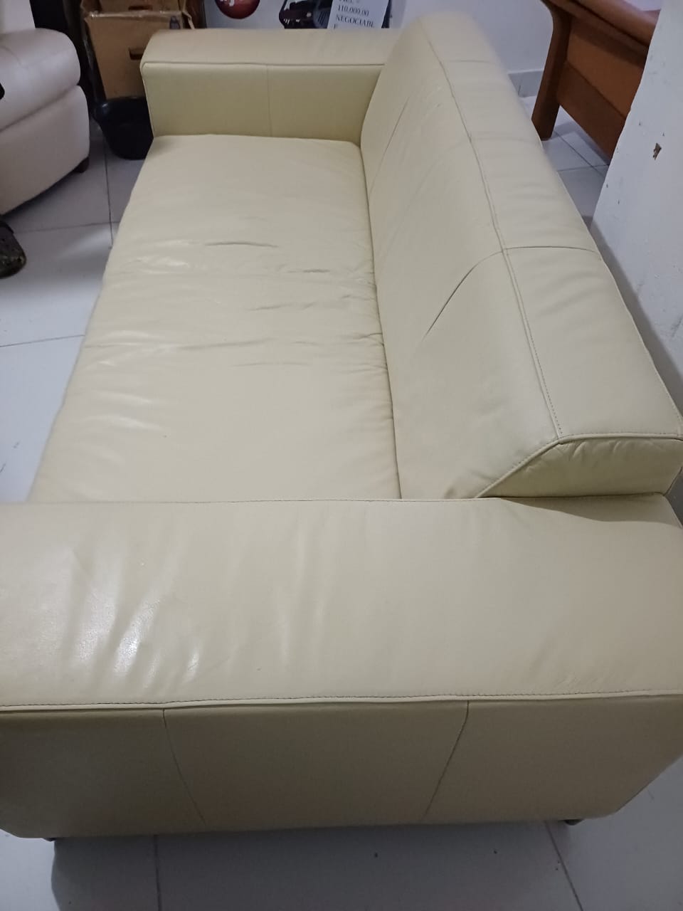 muebles y colchones - Sofá de Cuero Beige Importado de Suiza 3