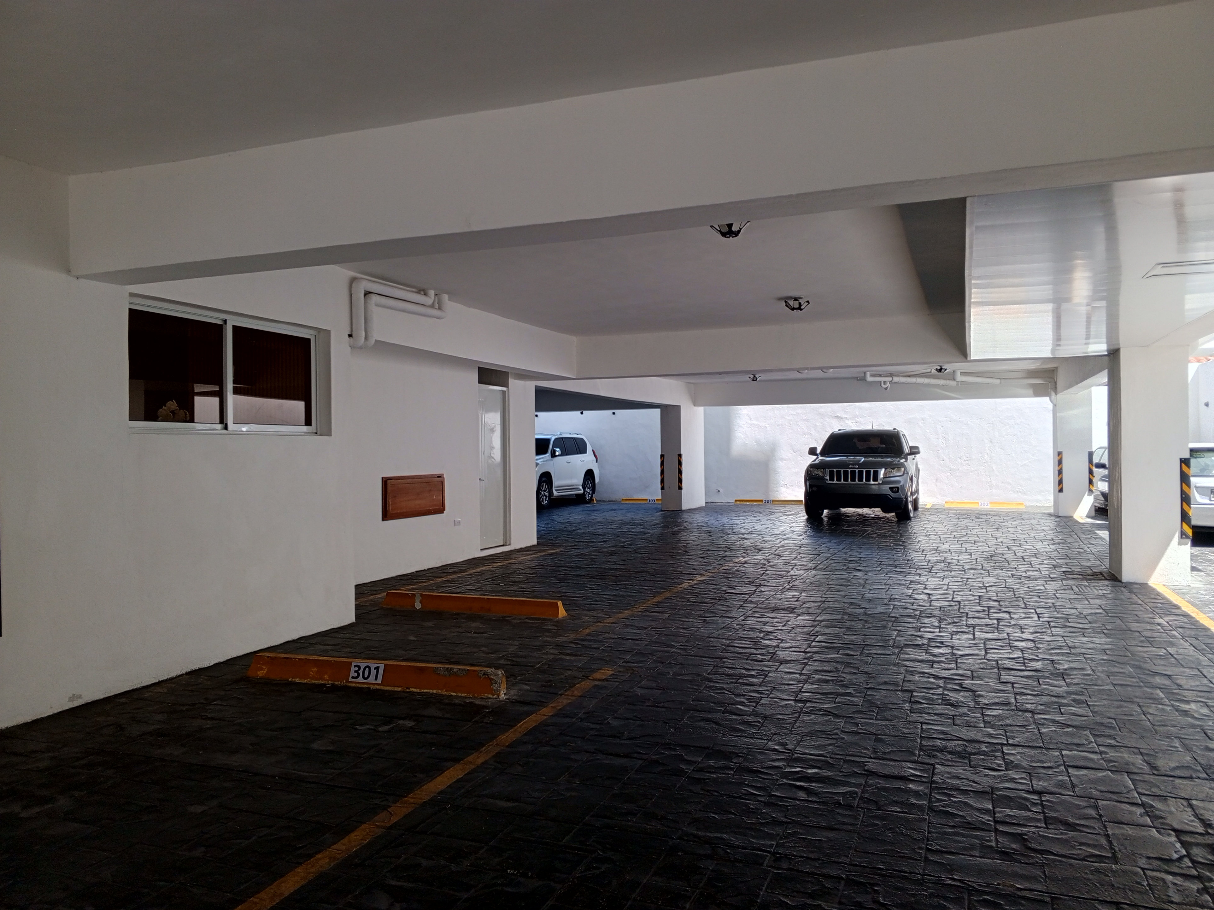 apartamentos - En lo mejor de avenida ind. klm 9 próximo al nacional. 3 hab. 2 psrqueos. 11.2 8