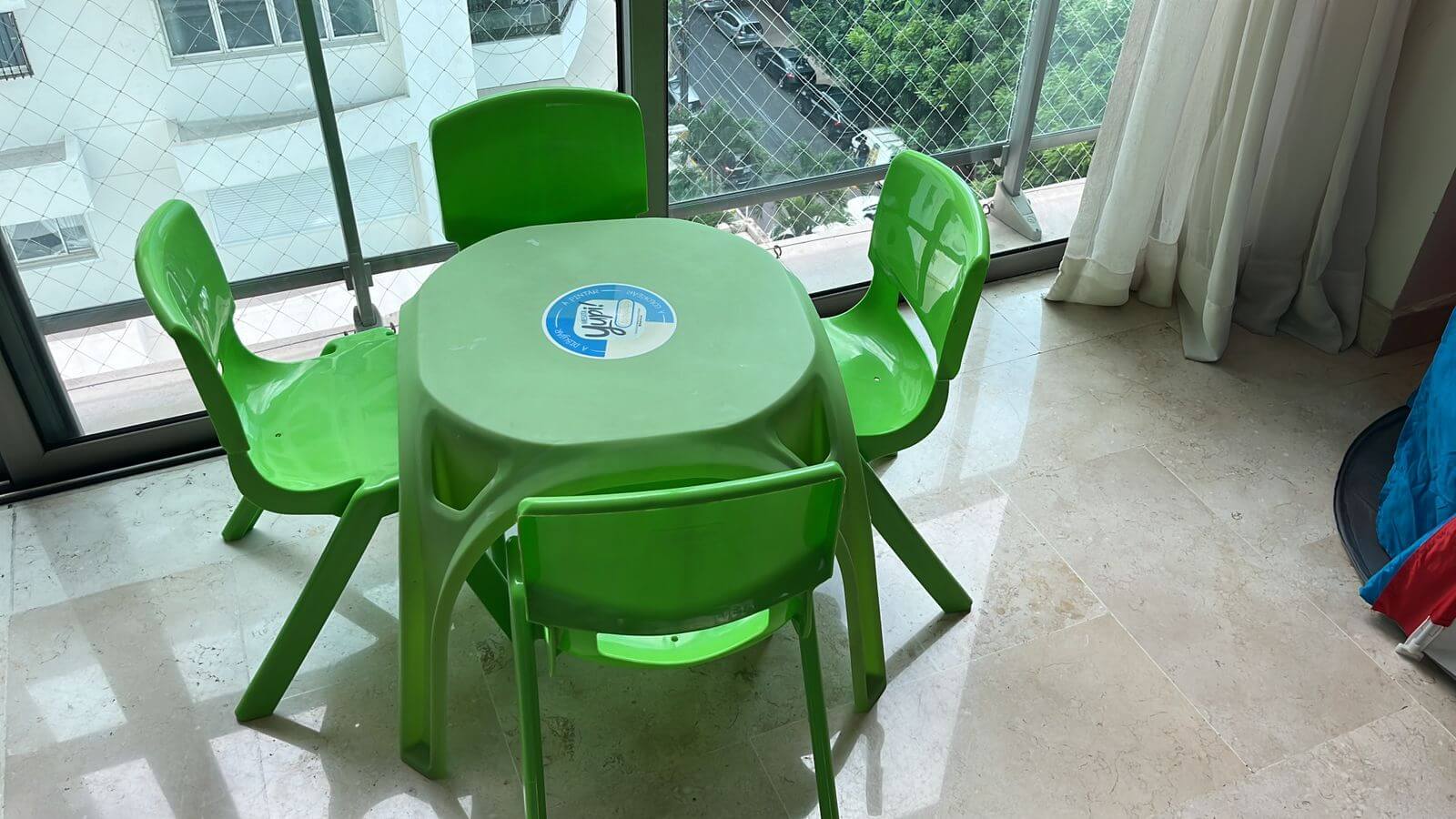 muebles - Mesa plástica pequeña niños con 4 sillas