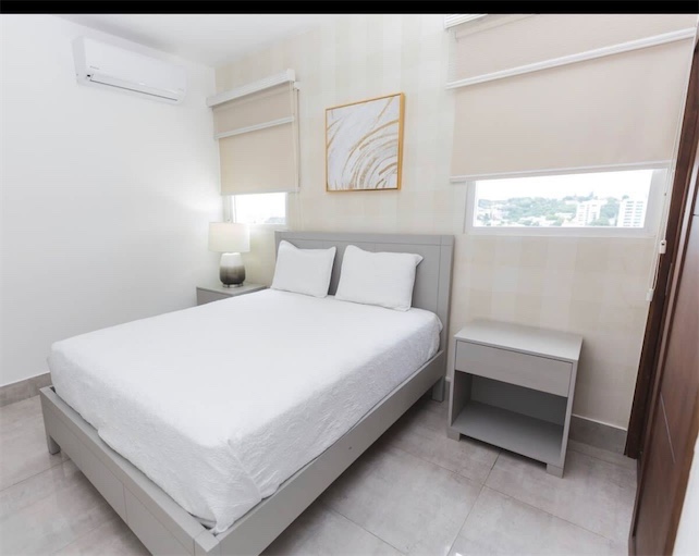 apartamentos - Piso alto de venta amueblado en La Esmeralda 1