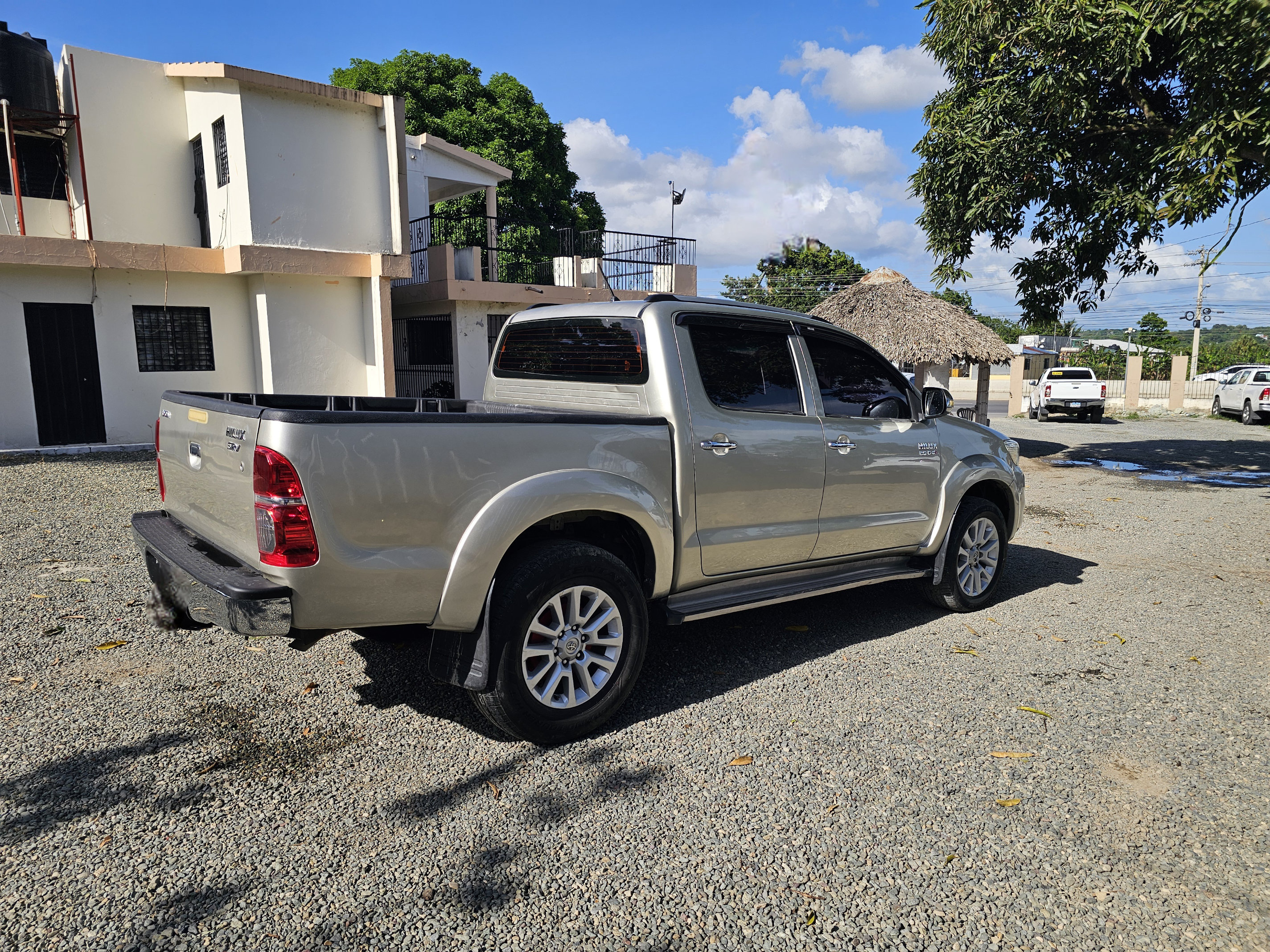 jeepetas y camionetas - Toyota hilux srv año 2013 3