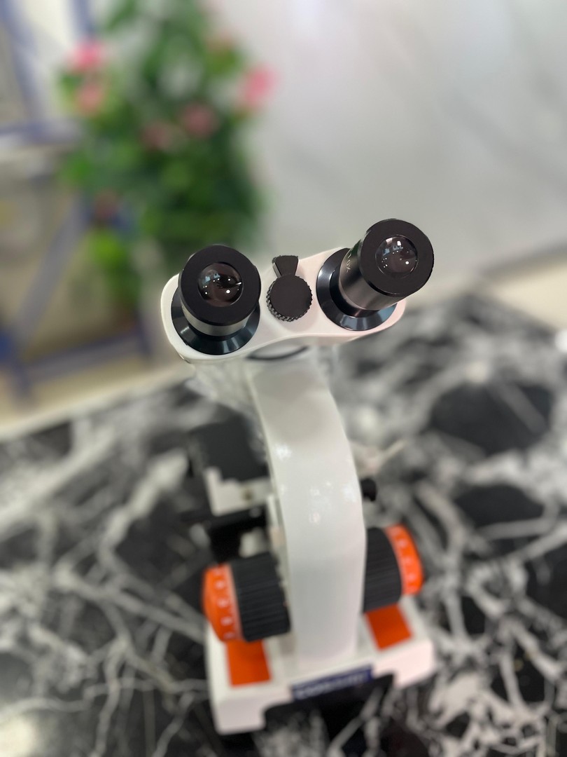 equipos profesionales - Microscopio electrico binocular biologico profesional para examen clínico 3