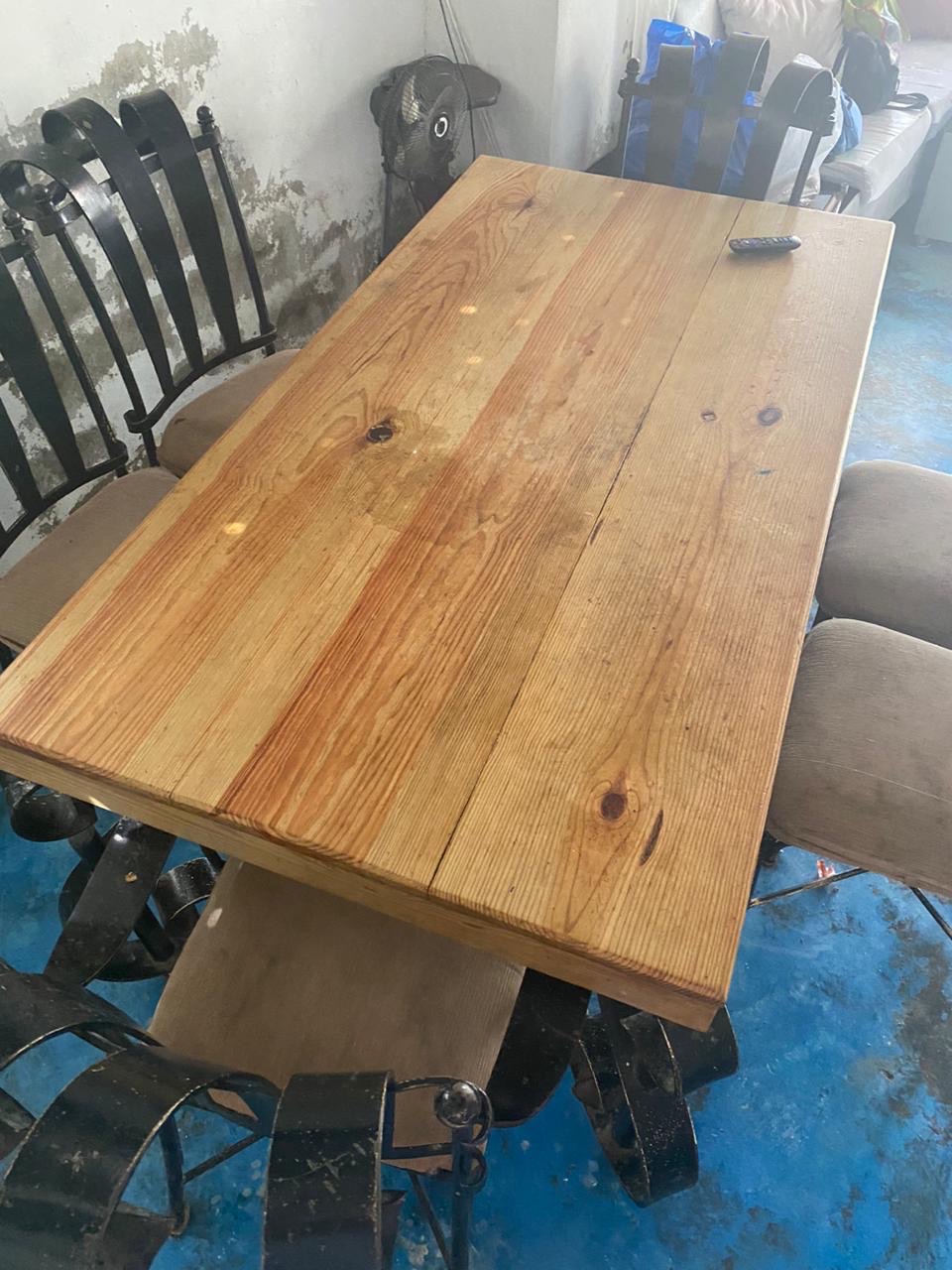 muebles y colchones -  Se vende comedor de hierro con un tope de madera buena 1
