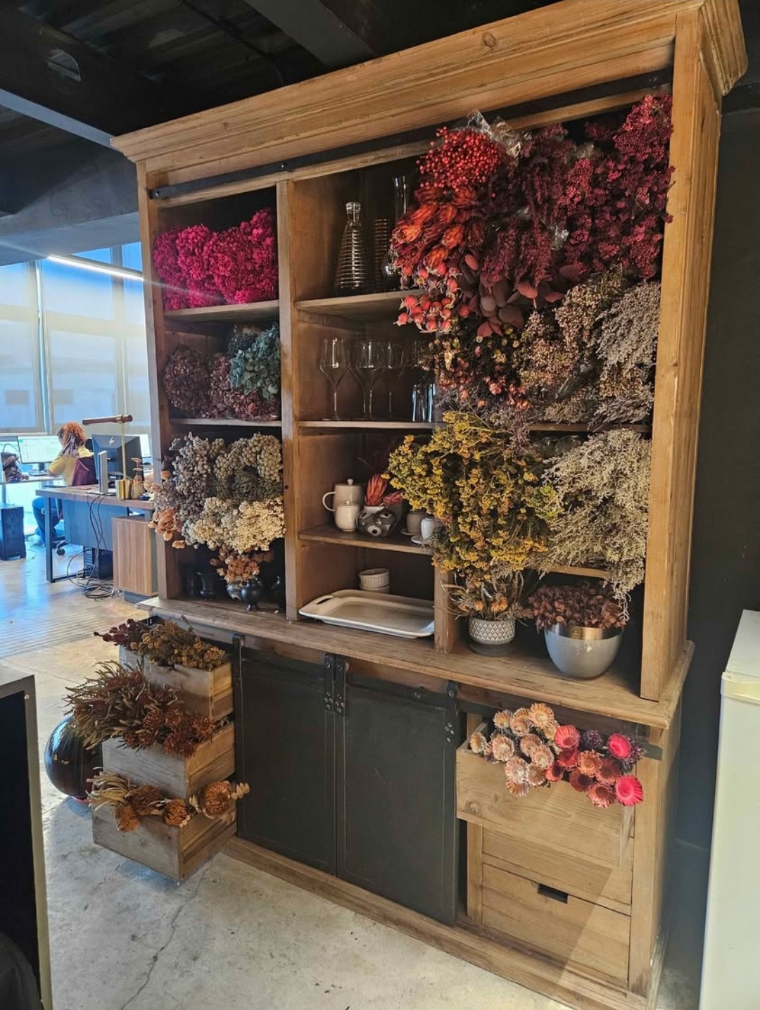 muebles y colchones - VITRINA DE MADERA