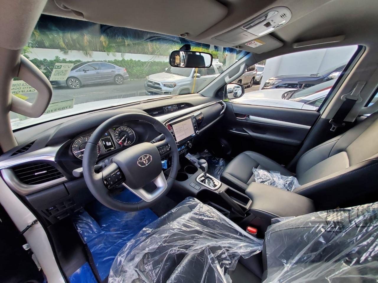jeepetas y camionetas - Toyota Hailux 2025 negociable  6