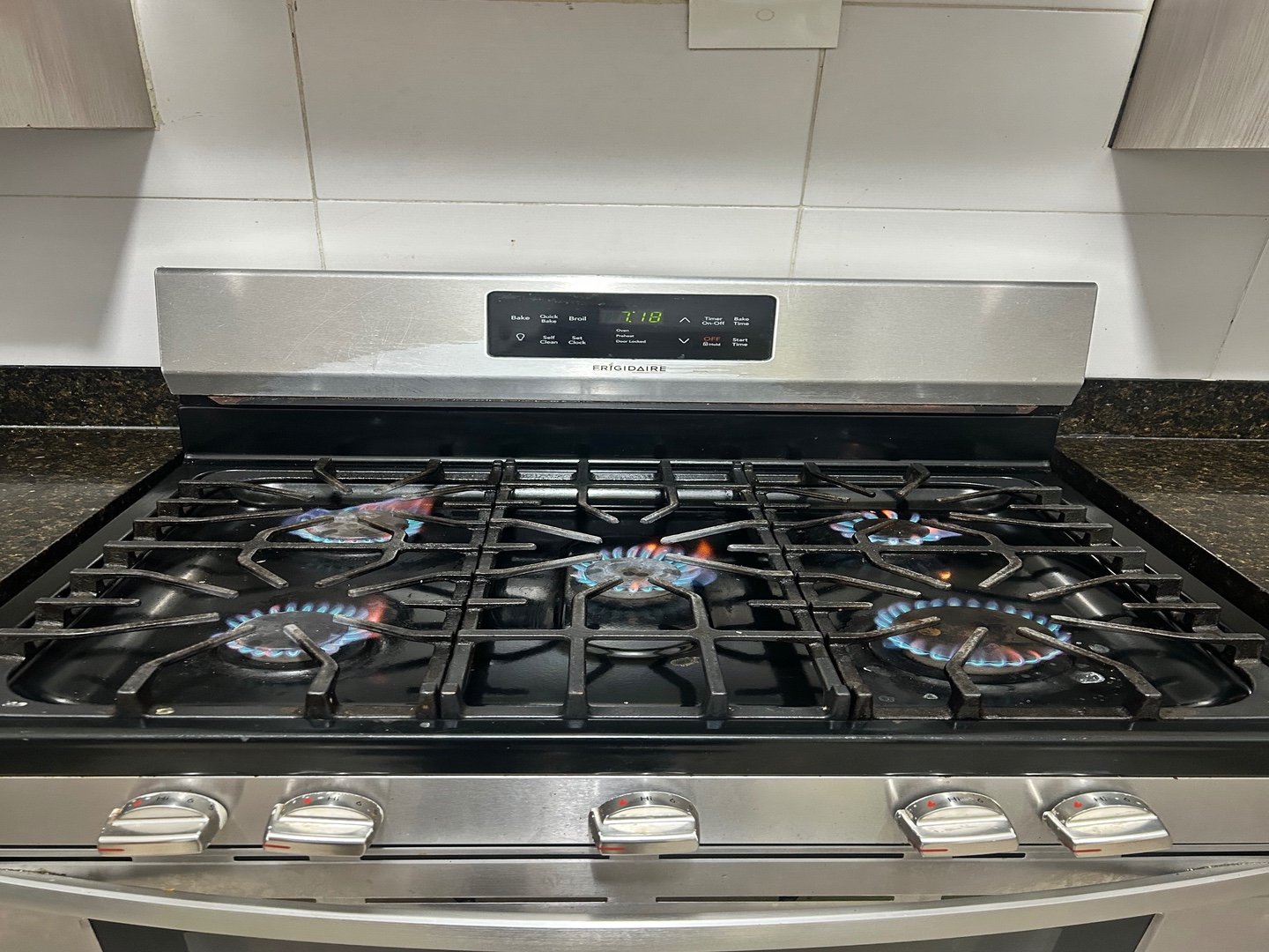 cocina - Estufa Frigidaire de 30” en acero inoxidable, en excelente estado. 1