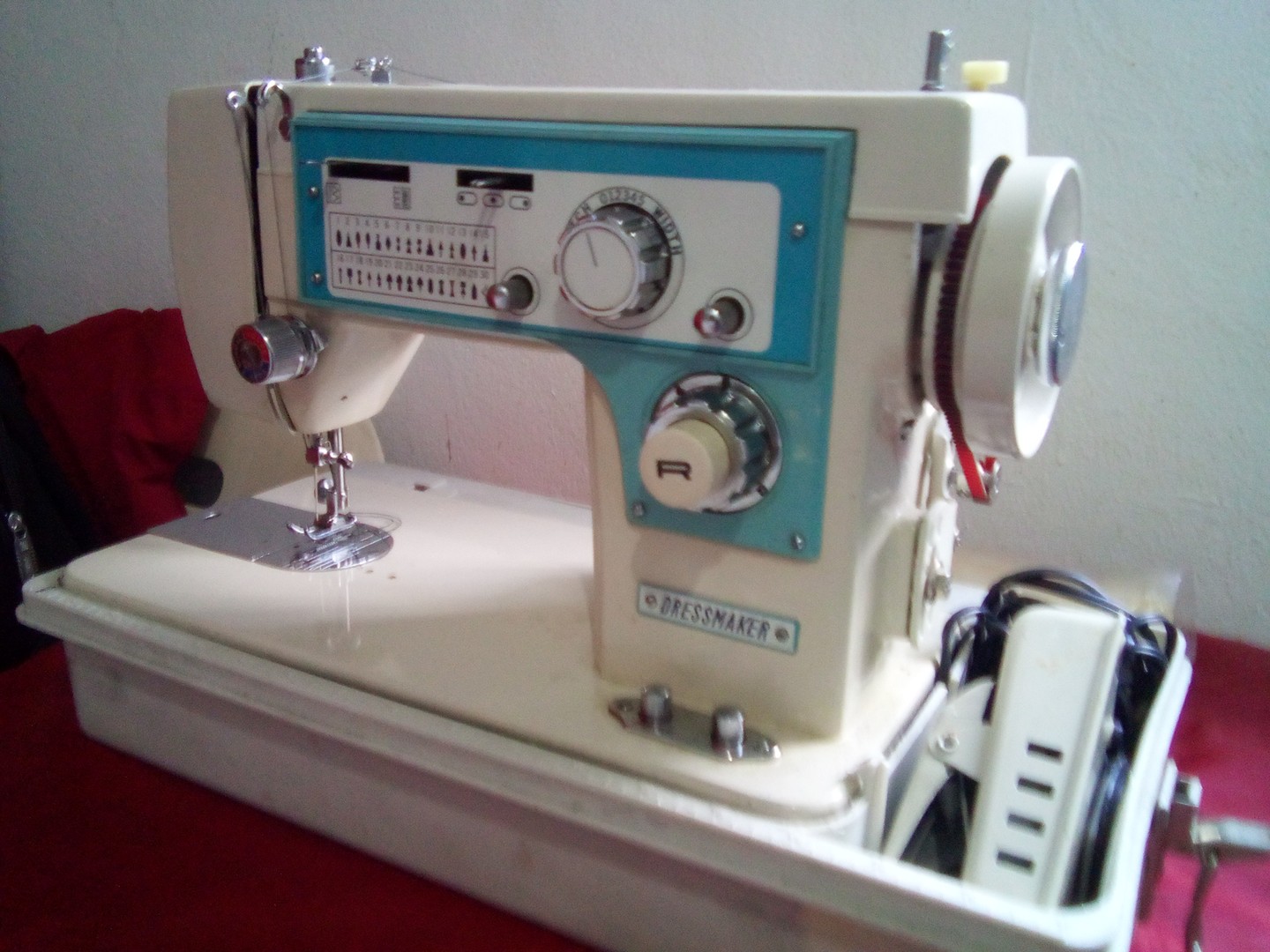 arte y antigüedades - Máquina de coser Dressmaker, Precio $6,000 pesos 1