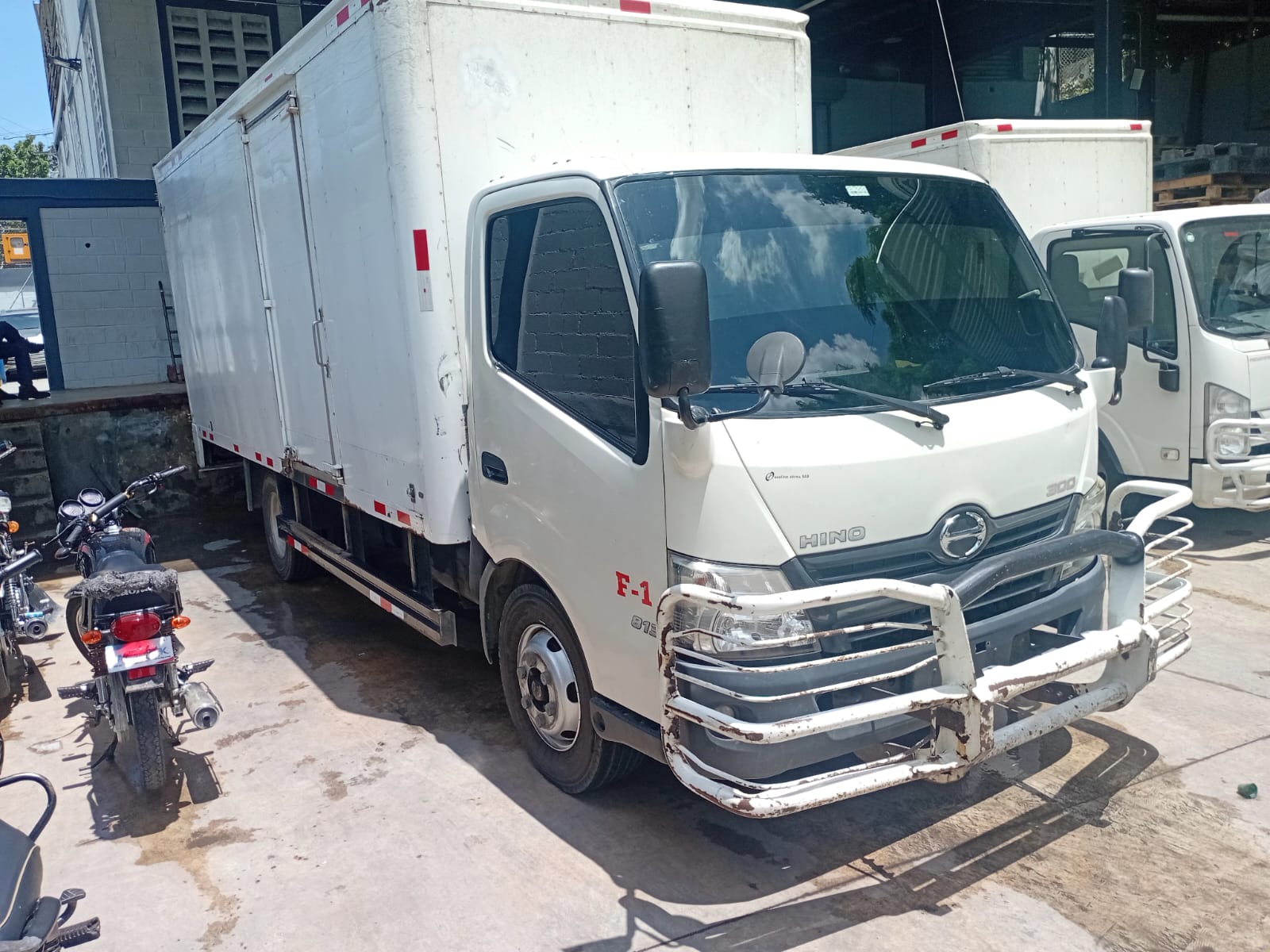camiones y vehiculos pesados - CAMION HINO WU720L 2016 16pies