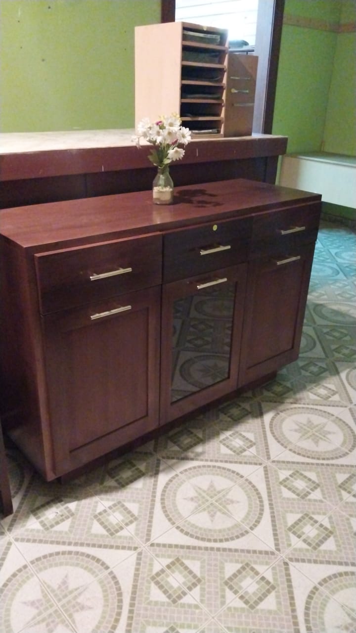 muebles y colchones - credenza Elaborada en madera Jequitiba  0
