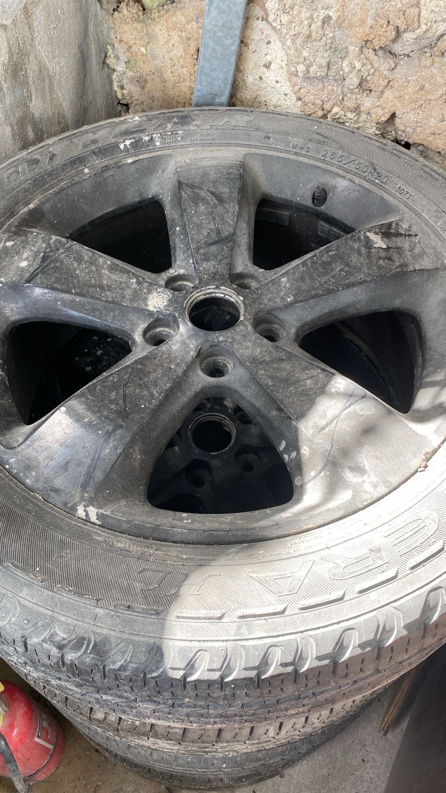 repuestos - Vendo Aros de Jeep en excelentes condiciones con gomas en óptimas condiciones. 2
