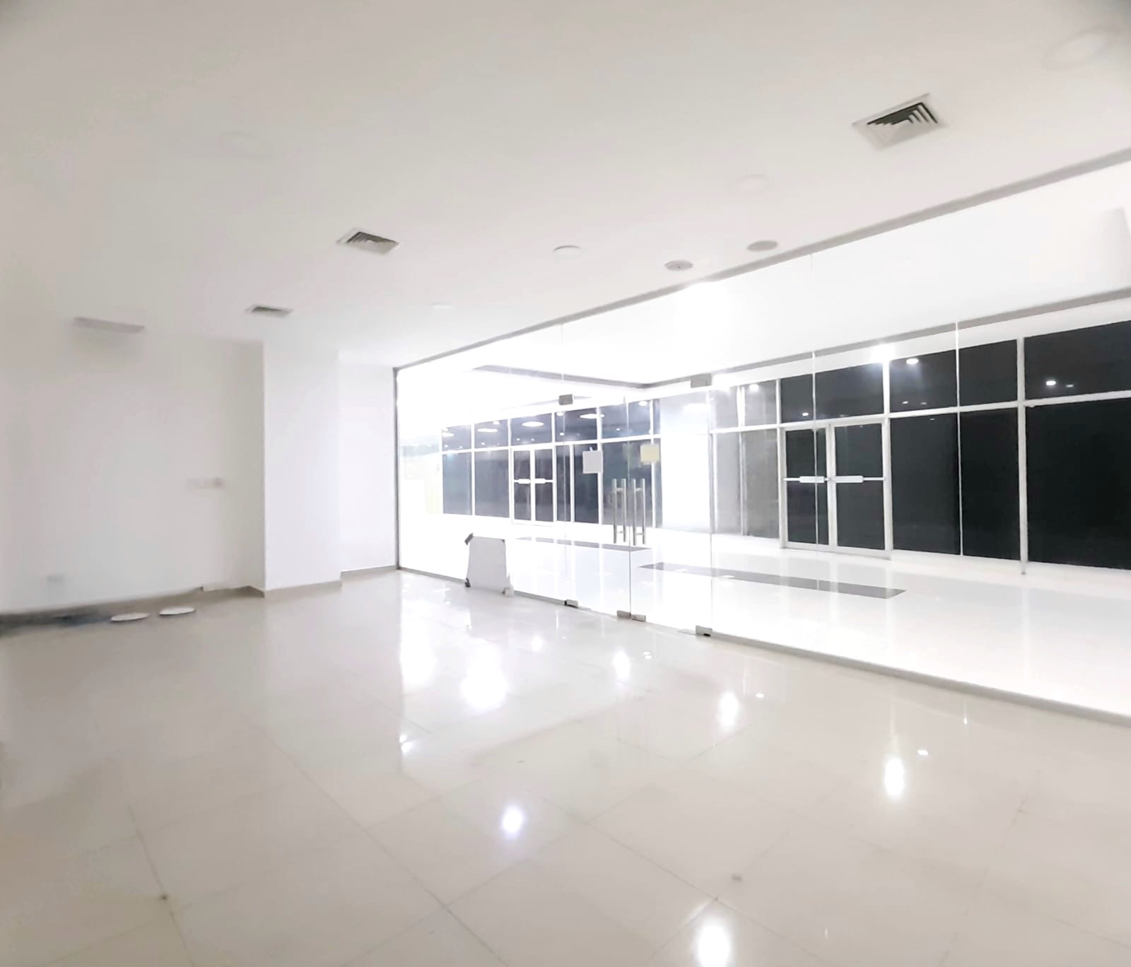 oficinas y locales comerciales - Local céntrico en Naco 8