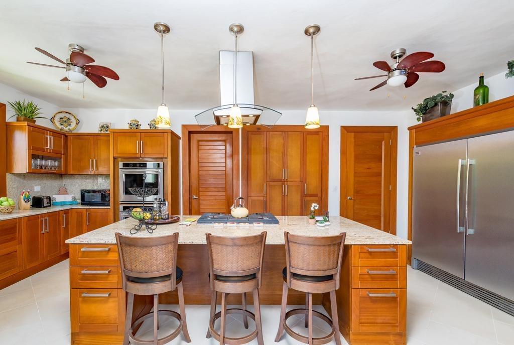 casas vacacionales y villas - Hermosa villa disponible para venta, Ubicada en prestigiosa zona de Cap Cana. 5