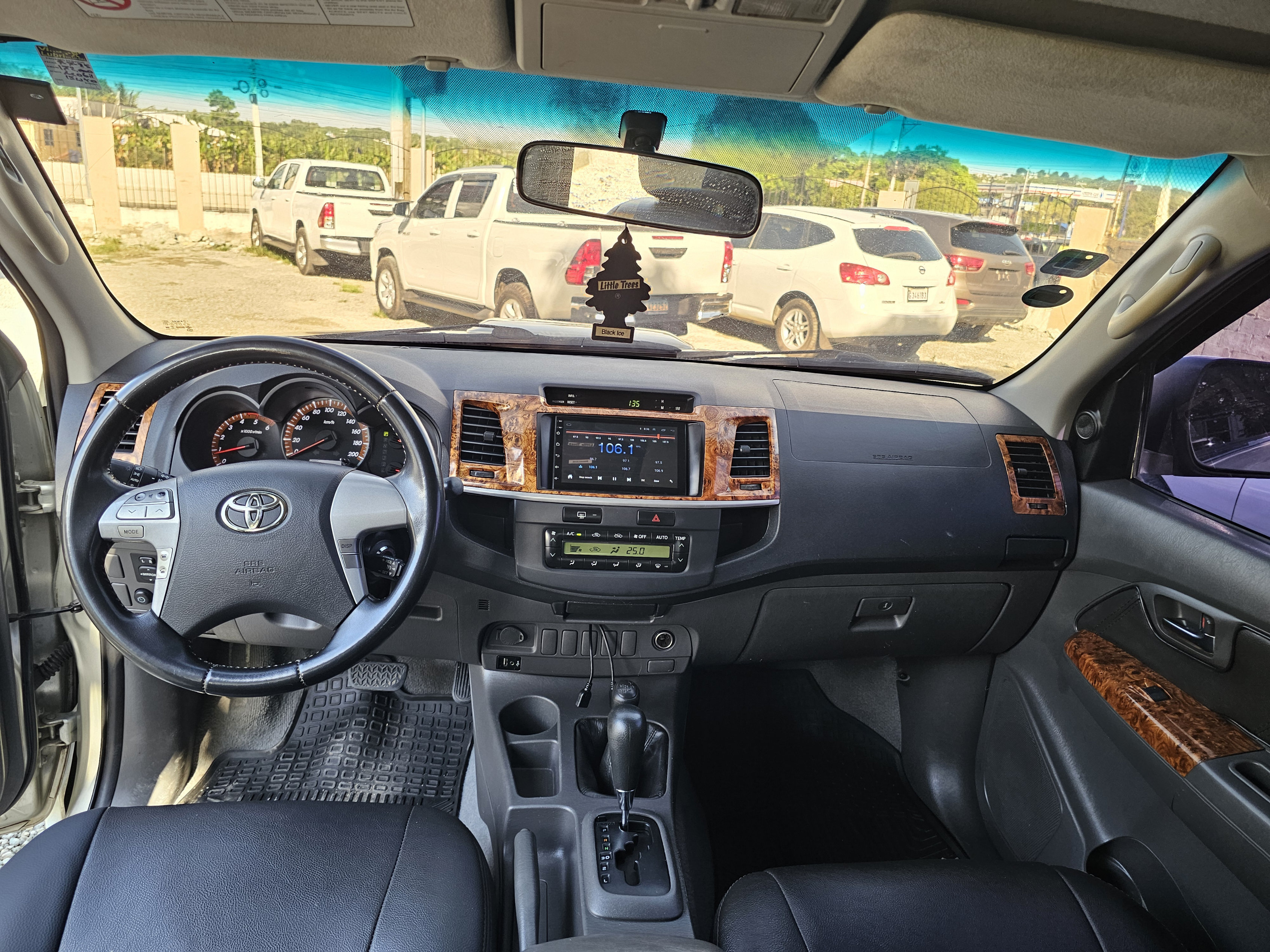 jeepetas y camionetas - Toyota hilux srv año 2013 4