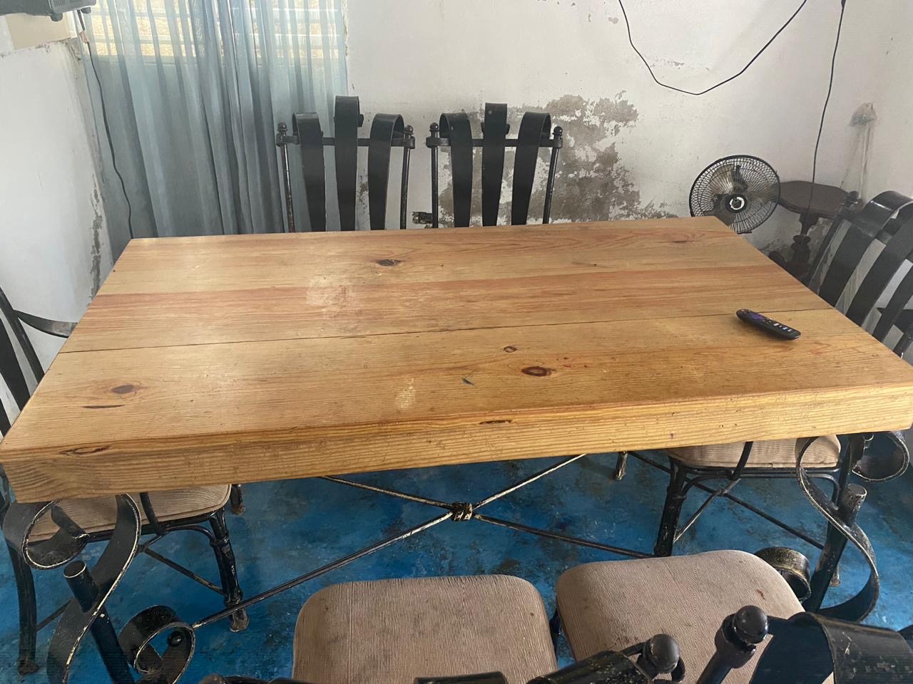 muebles y colchones -  Se vende comedor de hierro con un tope de madera buena 2