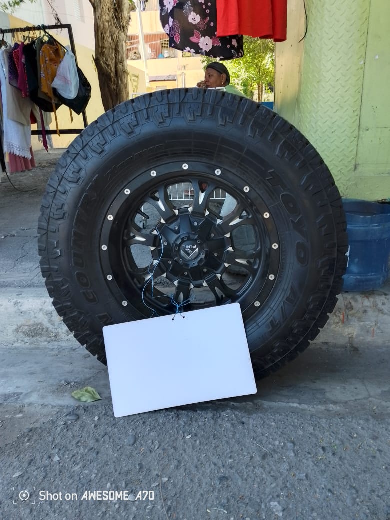 repuestos - cuatro gomas con su aro de jeep Wrangler nuevas 0
