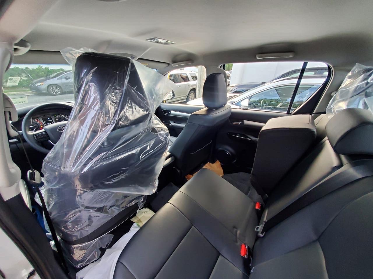 jeepetas y camionetas - Toyota Hailux 2025 negociable  7